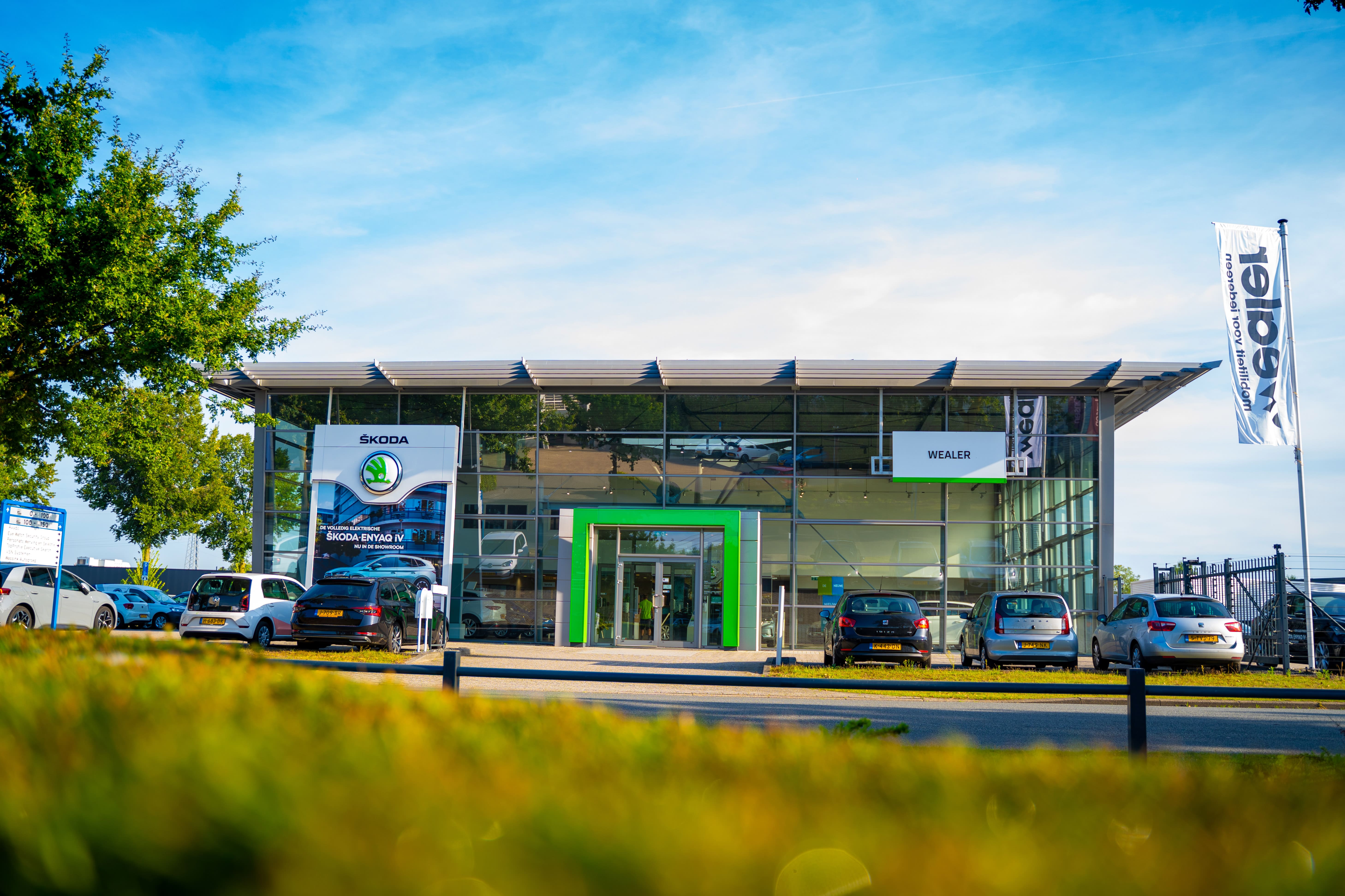 Autoshowroom voor blauwe lucht
