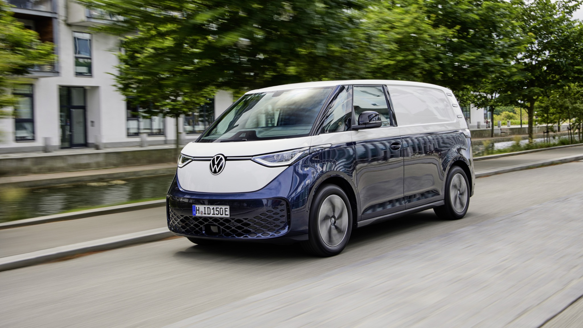 volkswagen id buzz cargo blauw wit rijdend