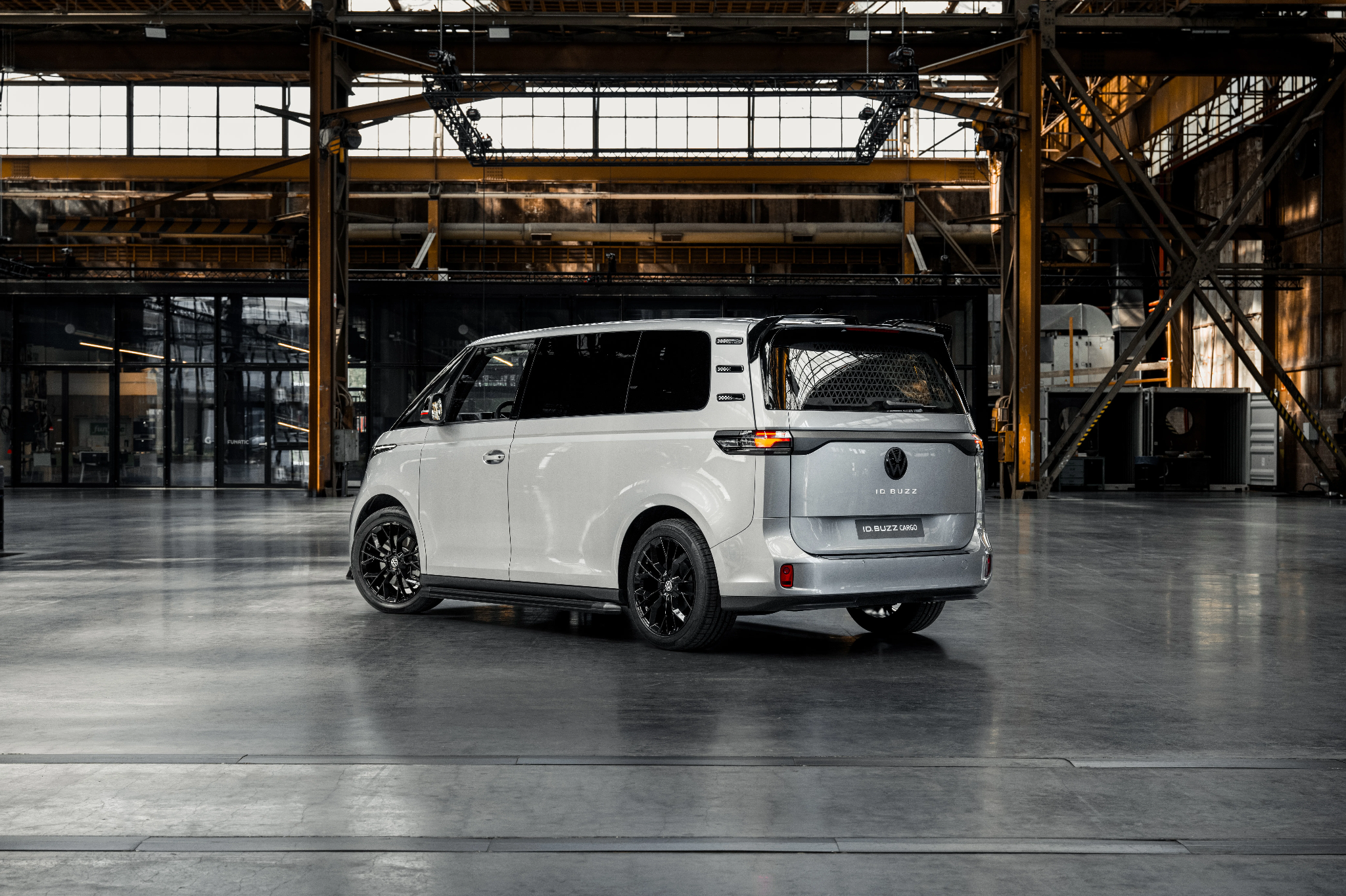 volkswagen id buzz cargo grijs achterzijde driekwart
