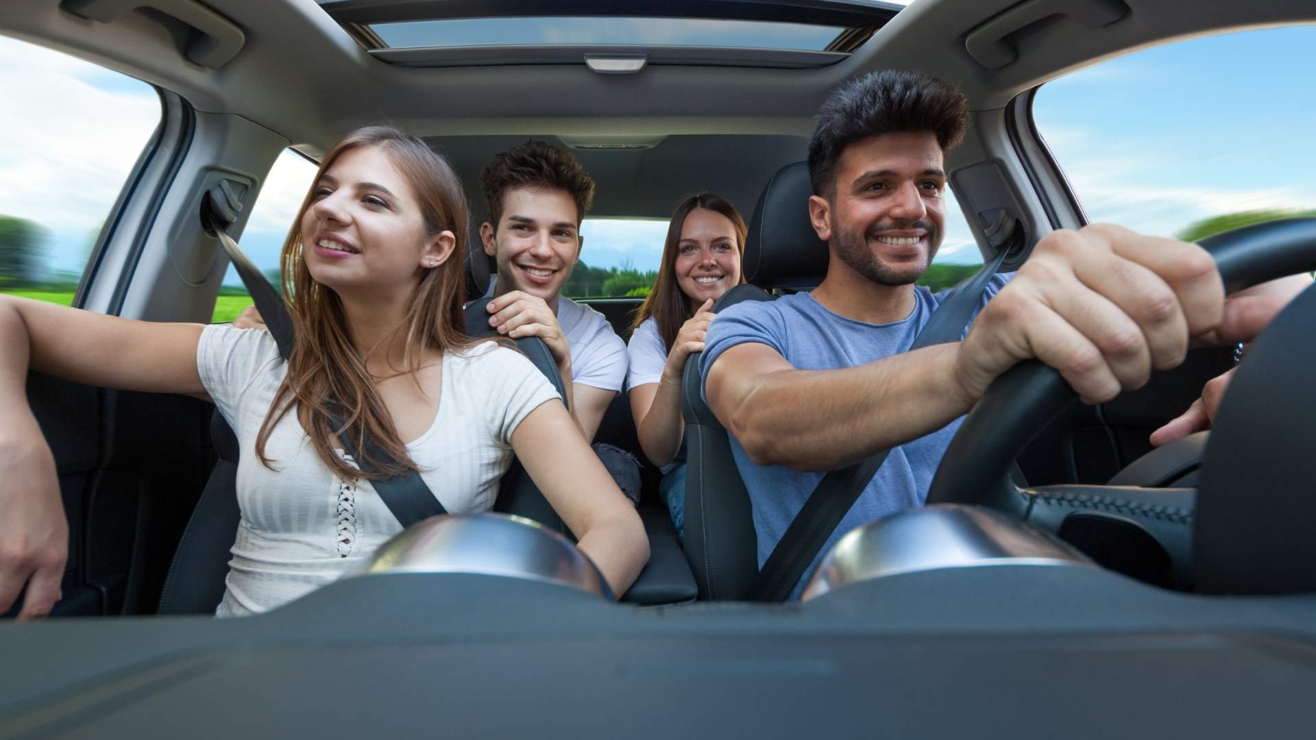 mensen in auto