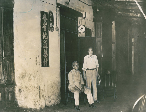 Sun Wah Lung Company, with Big Gee and Lee Sing, in front of 1117 Tulane Avenue in 1937.