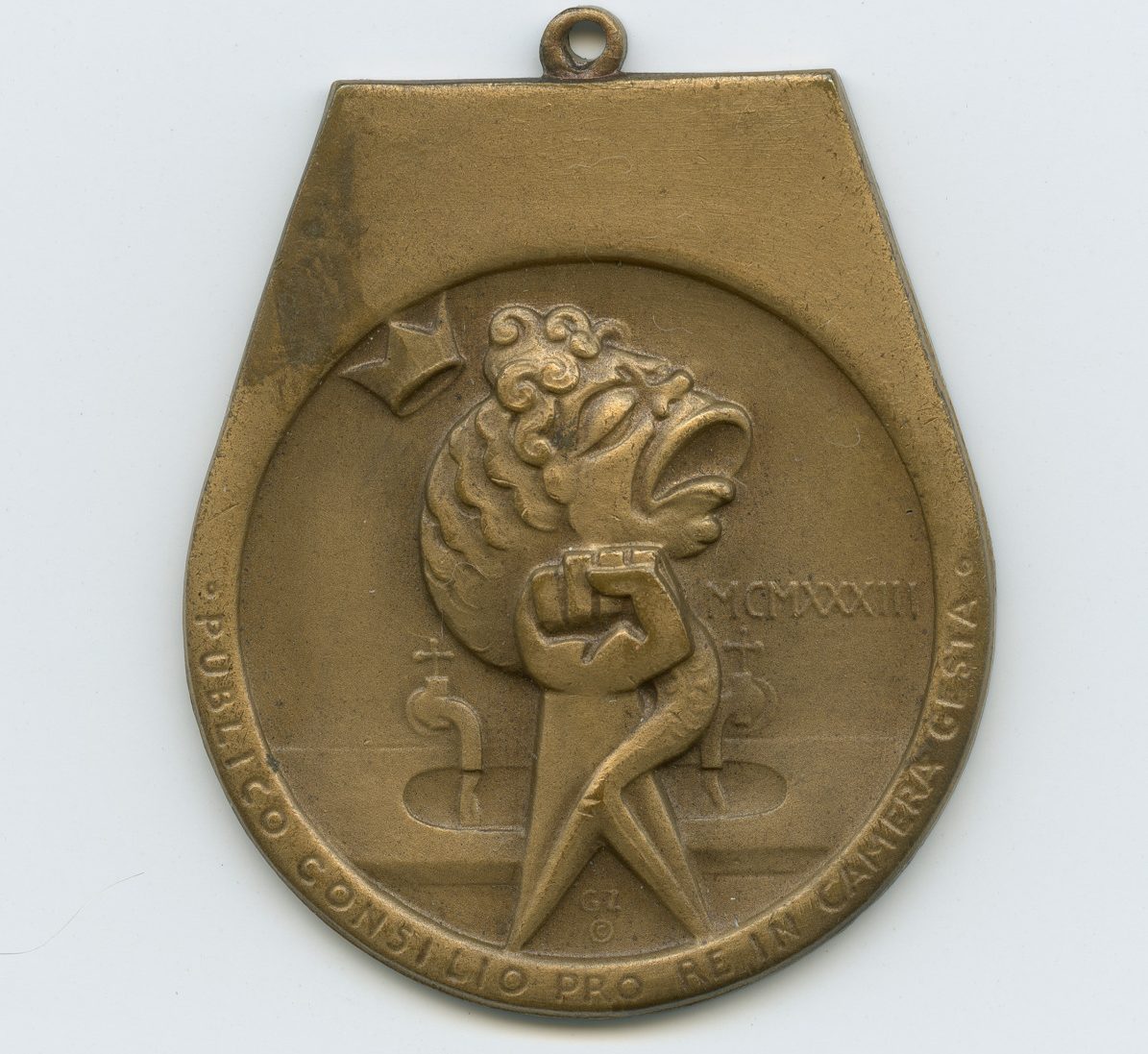 Medal shaped like a toilet seat commemorating an unknown person who punched Huey Pierce Long in the face in the bathroom of the Sands Point Country Club (Long Island, N.Y.). The obverse shows a stylized fist hitting the Kingfish in the face and knocking his crown askew. Bathroom taps are shown in the background.