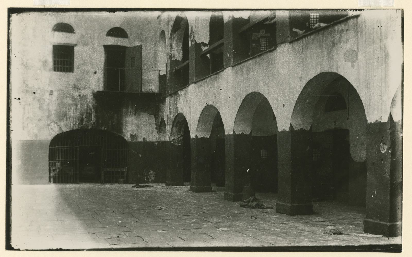 Photo of the execution yard at the Old Parish Prison, between 1895 and 1905.