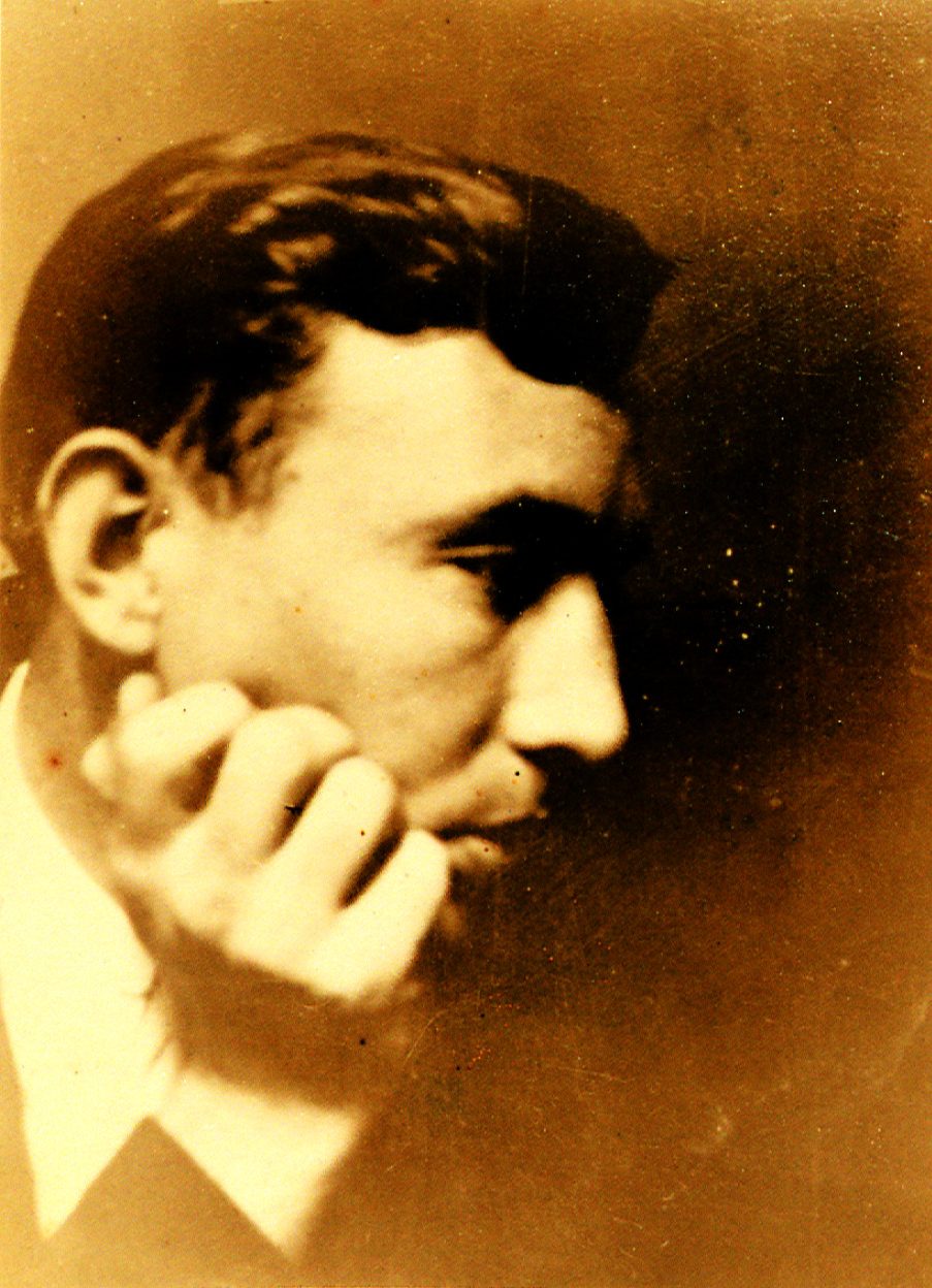 Head shot of Boyd Cruise leaning on his right hand.