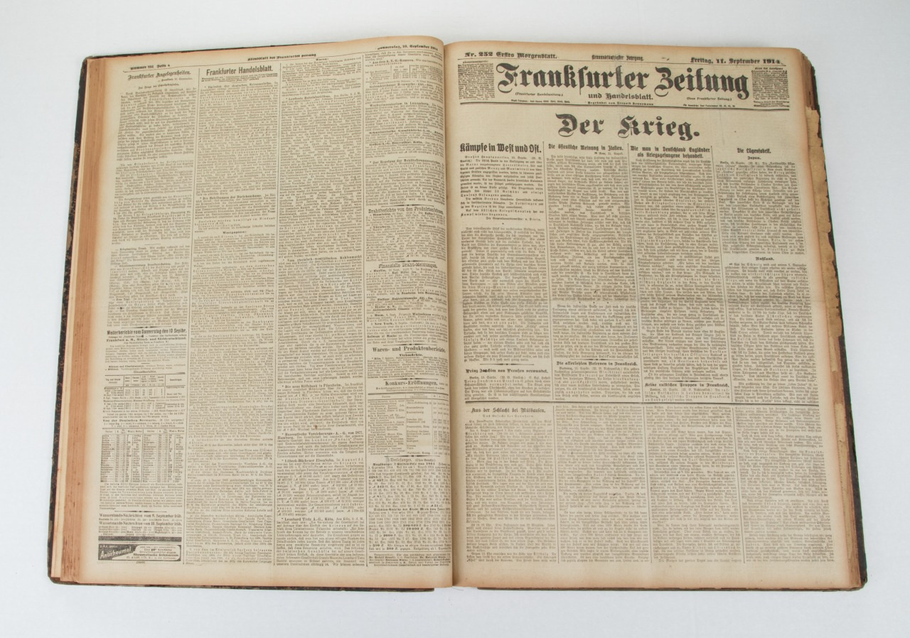 An open newspaper spread from Frankfurter Zeitung dated Friday, 25 September 1914. The pages contain dense columns of German text, with the headline Der Krieg prominently displayed at the top of the right page.