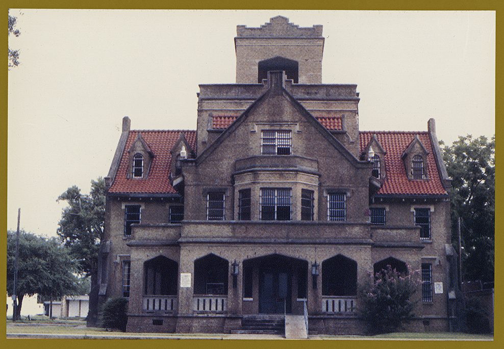 Photo of the Beauregard Parish Jail in DeRidder, Louisiana.