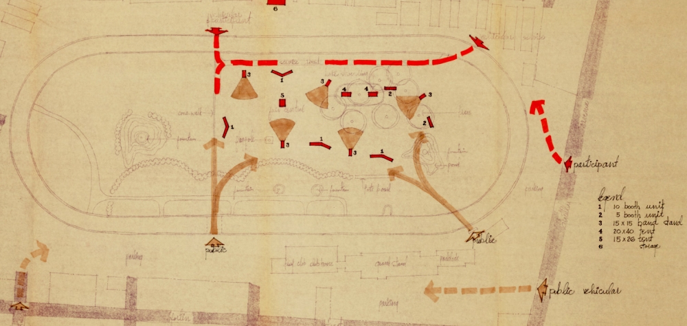 Illustration of a circuit map with red arrows indicating movement direction. Numbered points and paths are marked, with a legend detailing various elements such as bench, stand, and chief. Arrows guiding entrance and public circulation are highlighted.