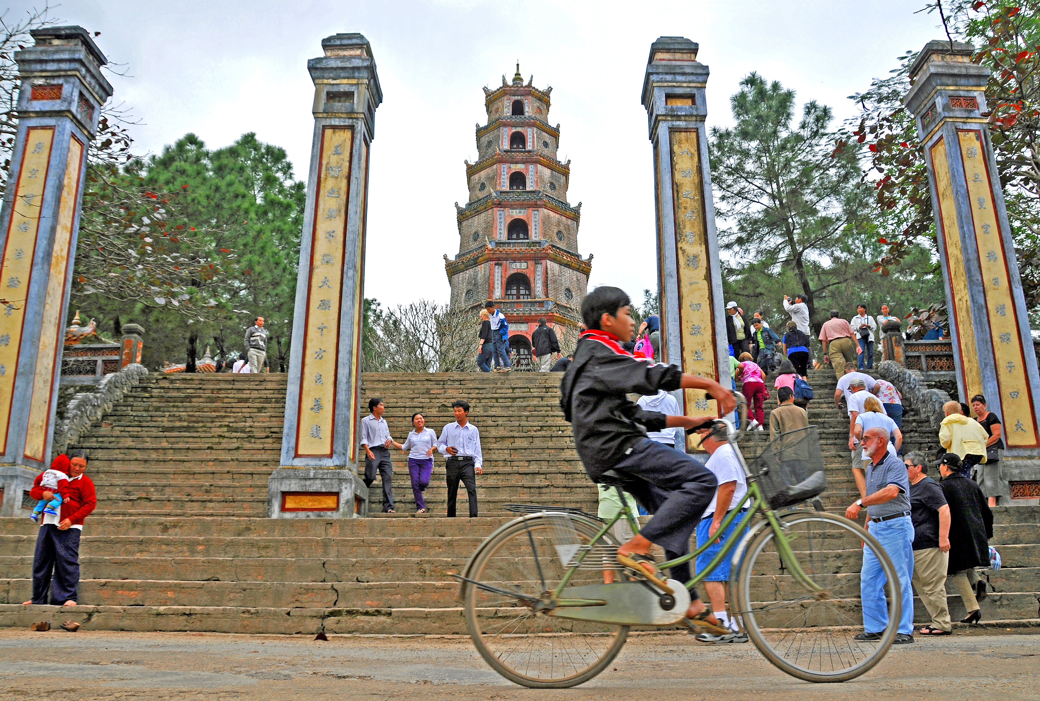 Thien Mu Pagoda by Dennis Jarvis CCBY20 flickr