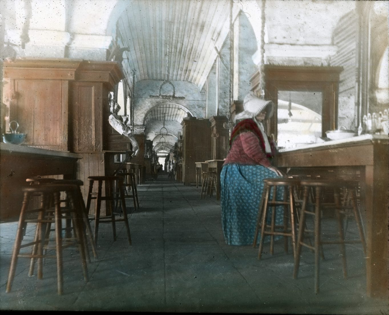 French Market coffee stand, between 1885 and 1900.