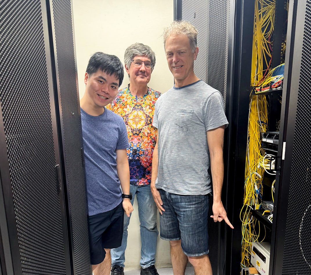 The teams from AARNet, NMI, and UTS with an atomic clock.