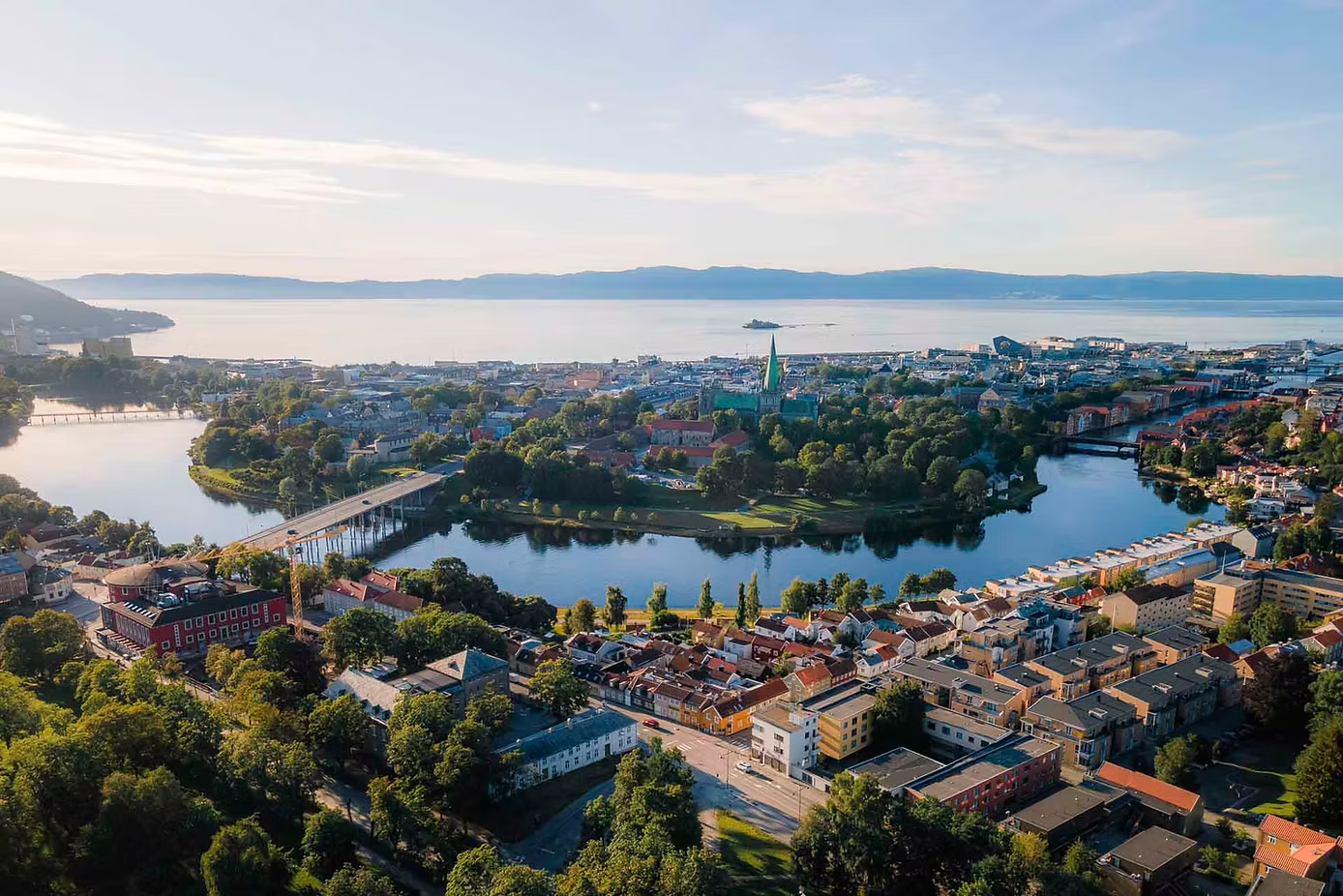 Oversiktsfoto av et elveløp som renner gjennom en by.