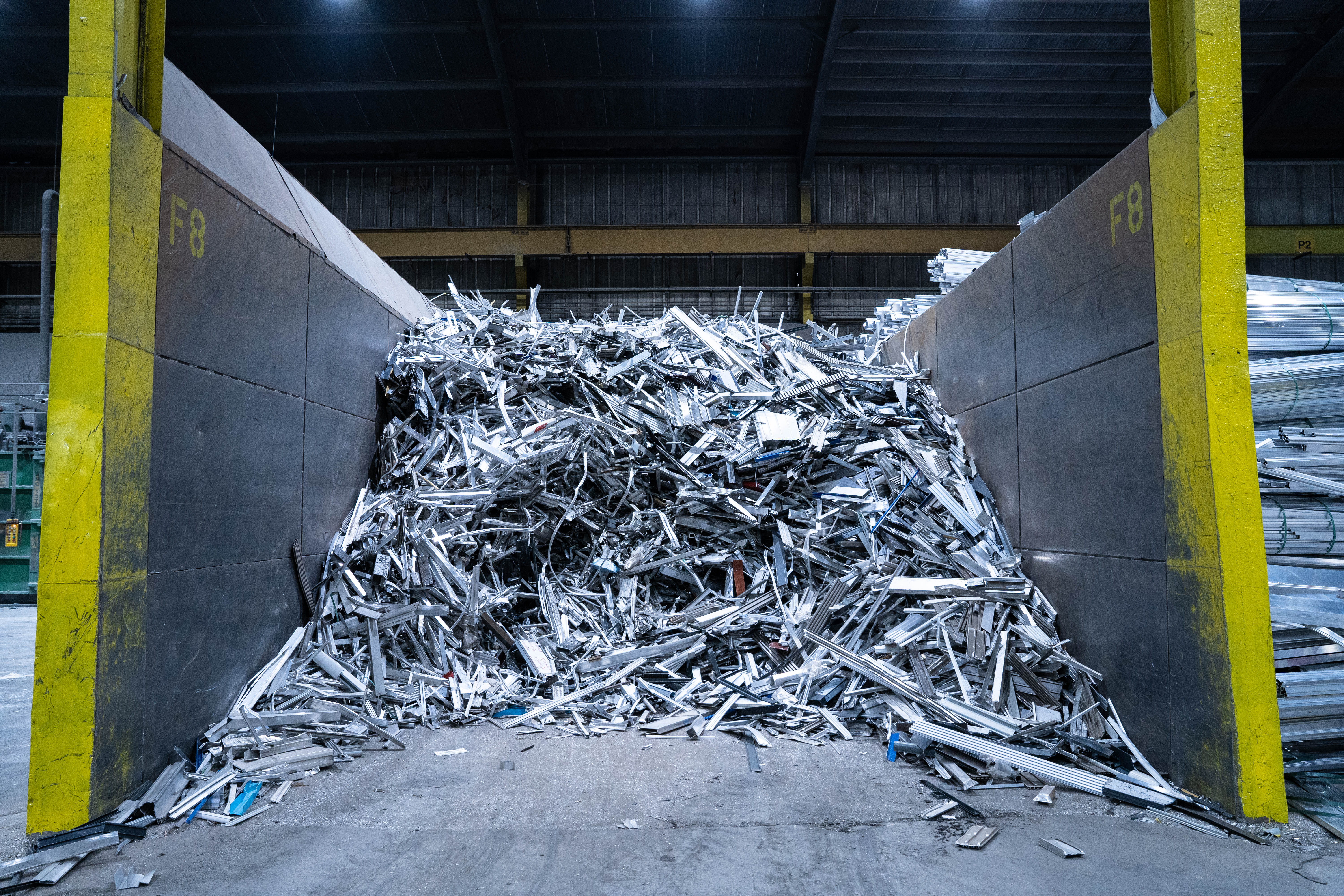 Foto av en container halvfull av skrapmetall av aluminium.