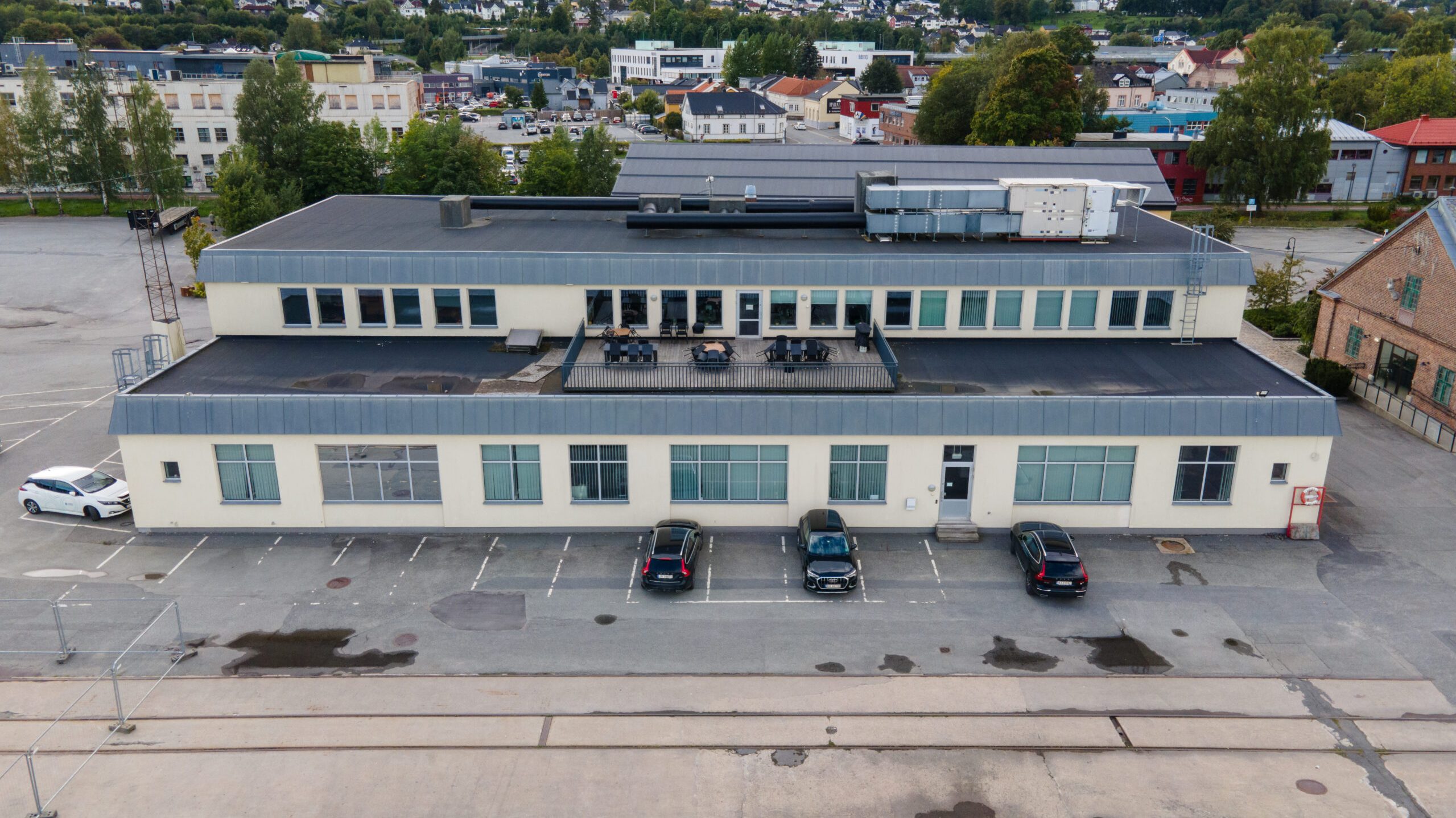 Et eldre kasseformet industrielt bygg i mur med flatt tak og flere nivåer.