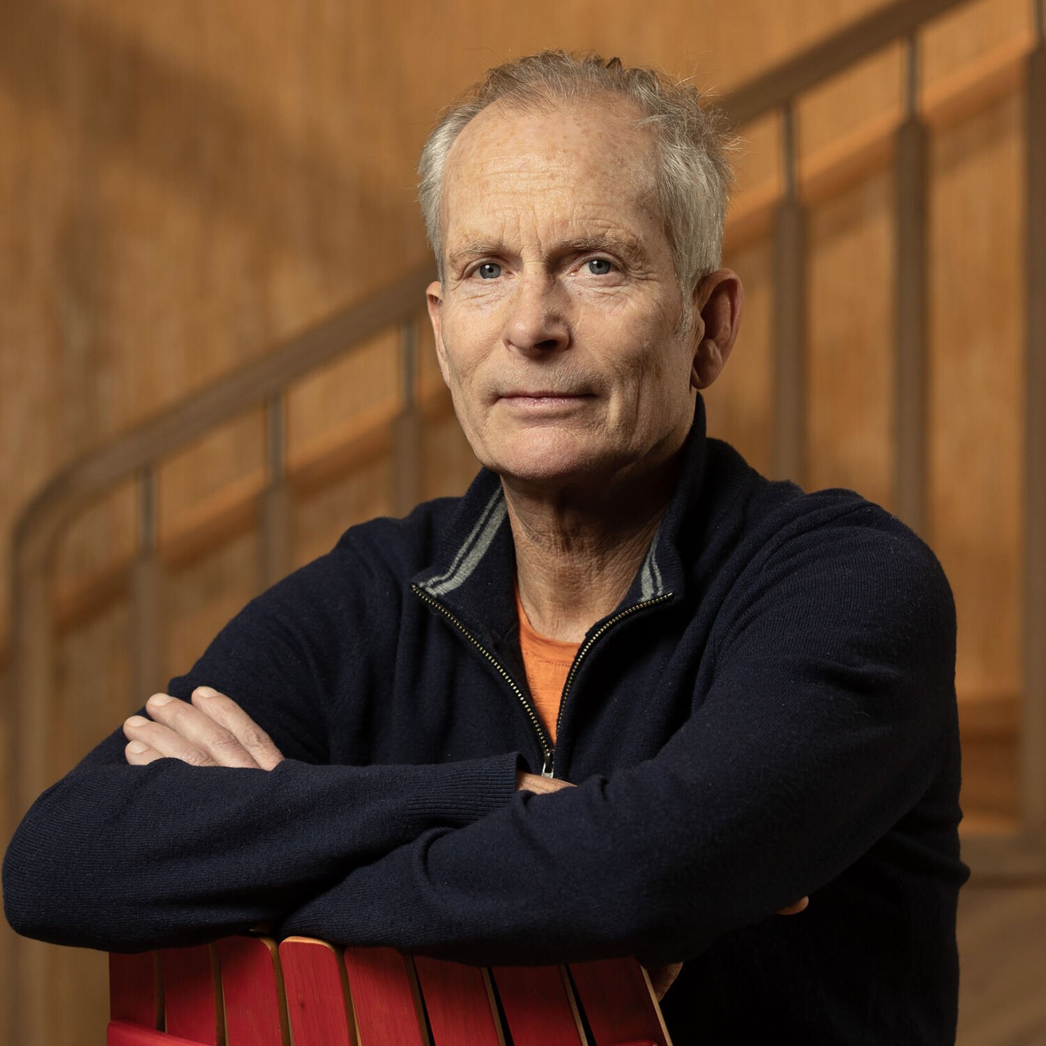 Foto av Marianne ser vennlig inn i kameraet. Hun har oppsatt, blondt hår, med litt løst hår hengende ned på hver side av ansiktet.