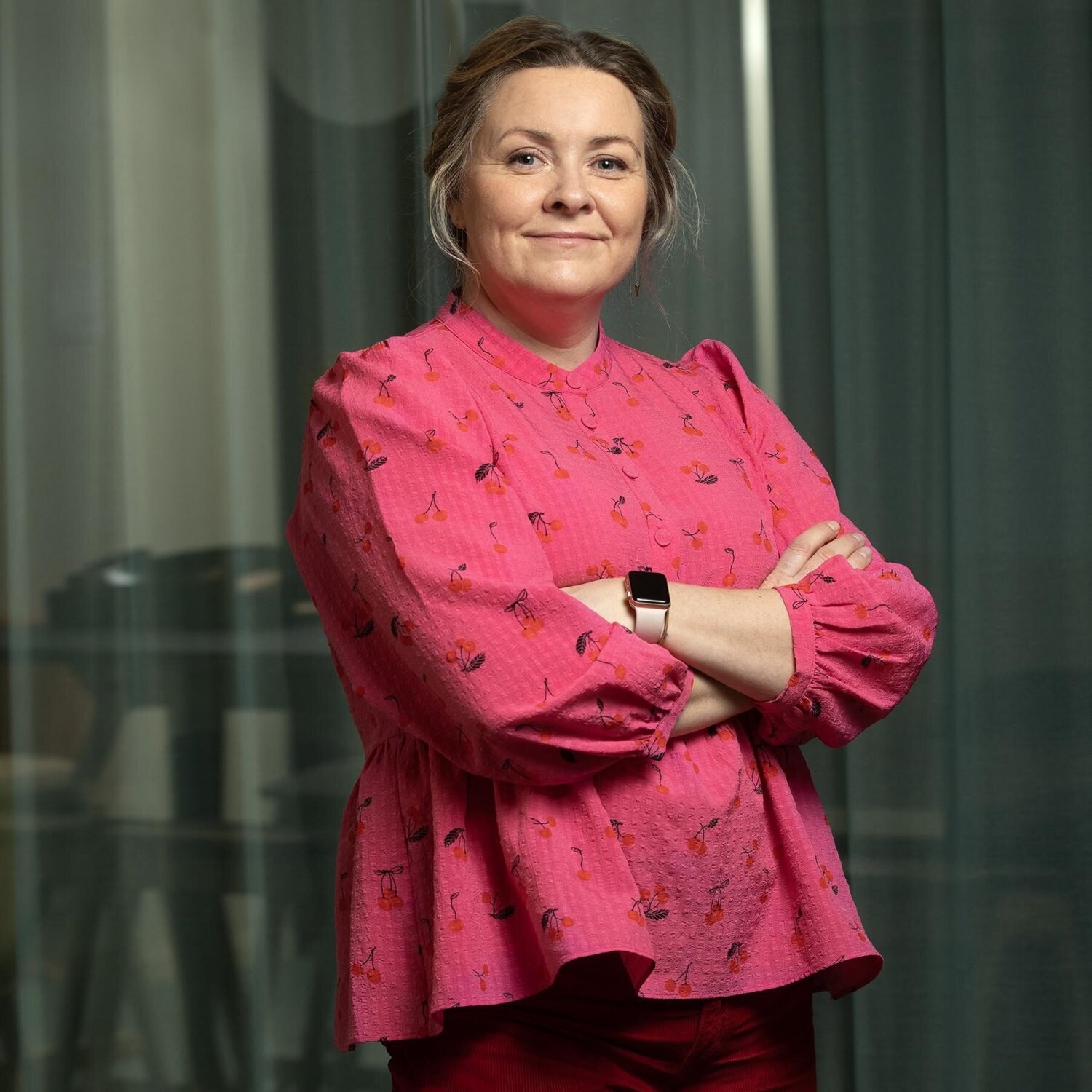 Foto av Marianne som ser vennlig inn i kameraet. Hun har oppsatt, blondt hår, med litt løst hår hengende ned på hver side av ansiktet.