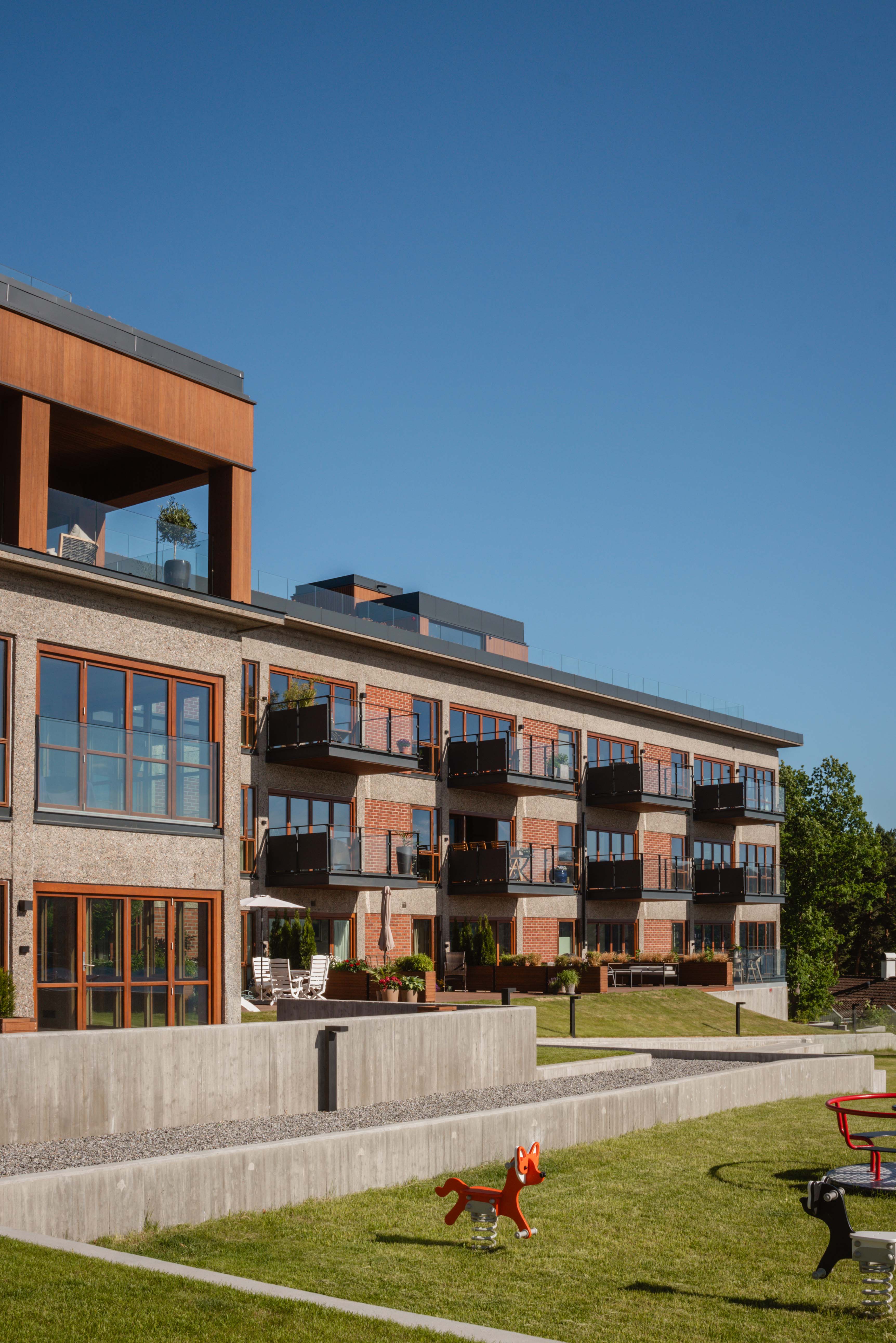 Foto av fasaden på et tidligere sykehus som nå er transformert til leilighetsbygg.