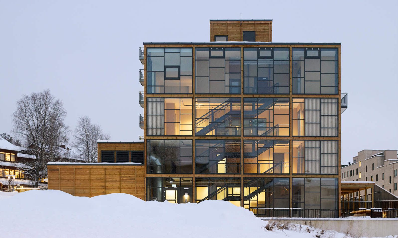 Fargebilde av bygget Haakon Tveters vei 88 etter transformasjon. Bildet viser fasaden etter rehabilitering, med moderne arkitektoniske grep som fremhever byggets nye uttrykk.