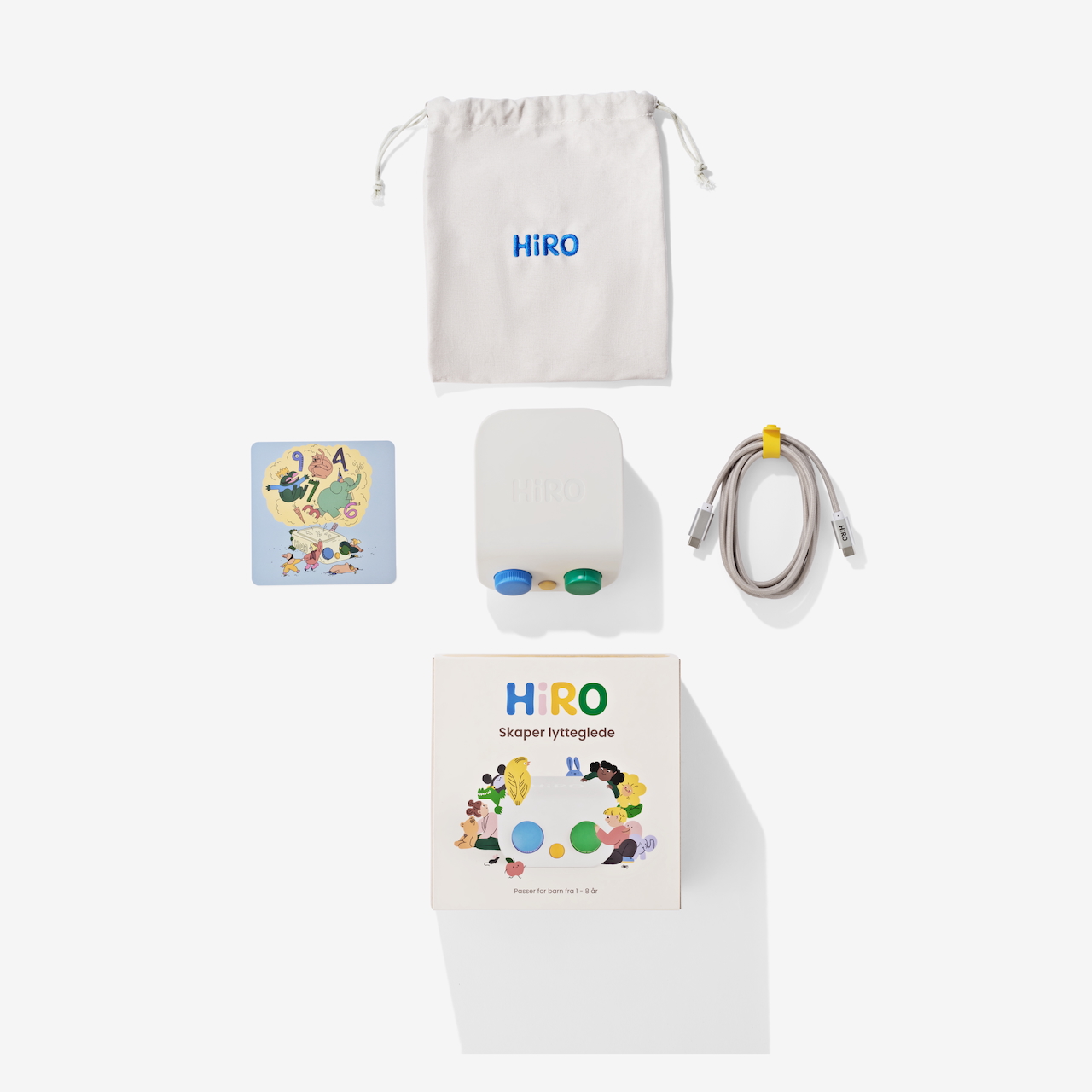 De ulike delene HiROs skjermfrie lydplattform for barn lagt ut på et hvitt underlag.