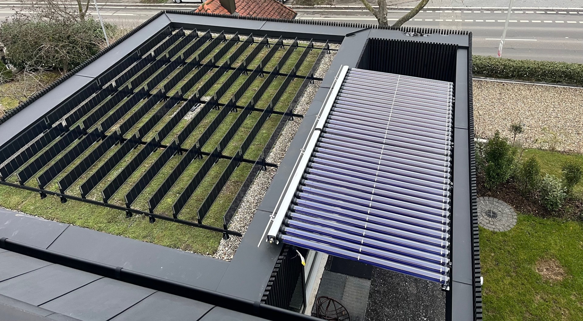 Et flatt tak fylt med solceller.
