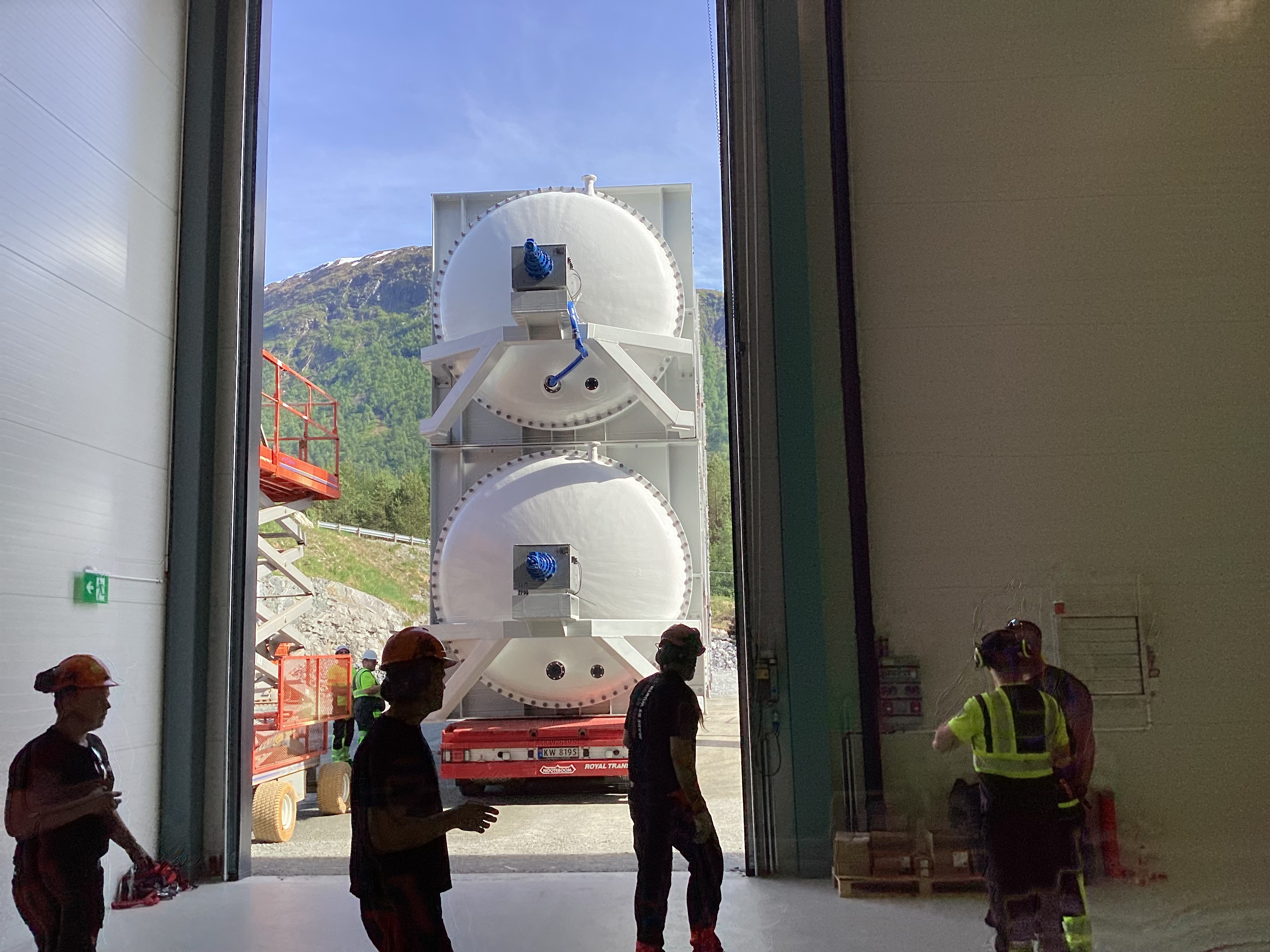 Foto av et renseanlegg med to store tanker.