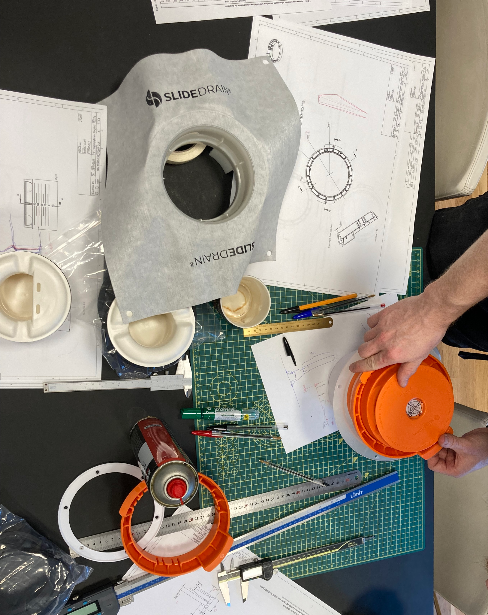 Et bord med flere prototyper på sluk.