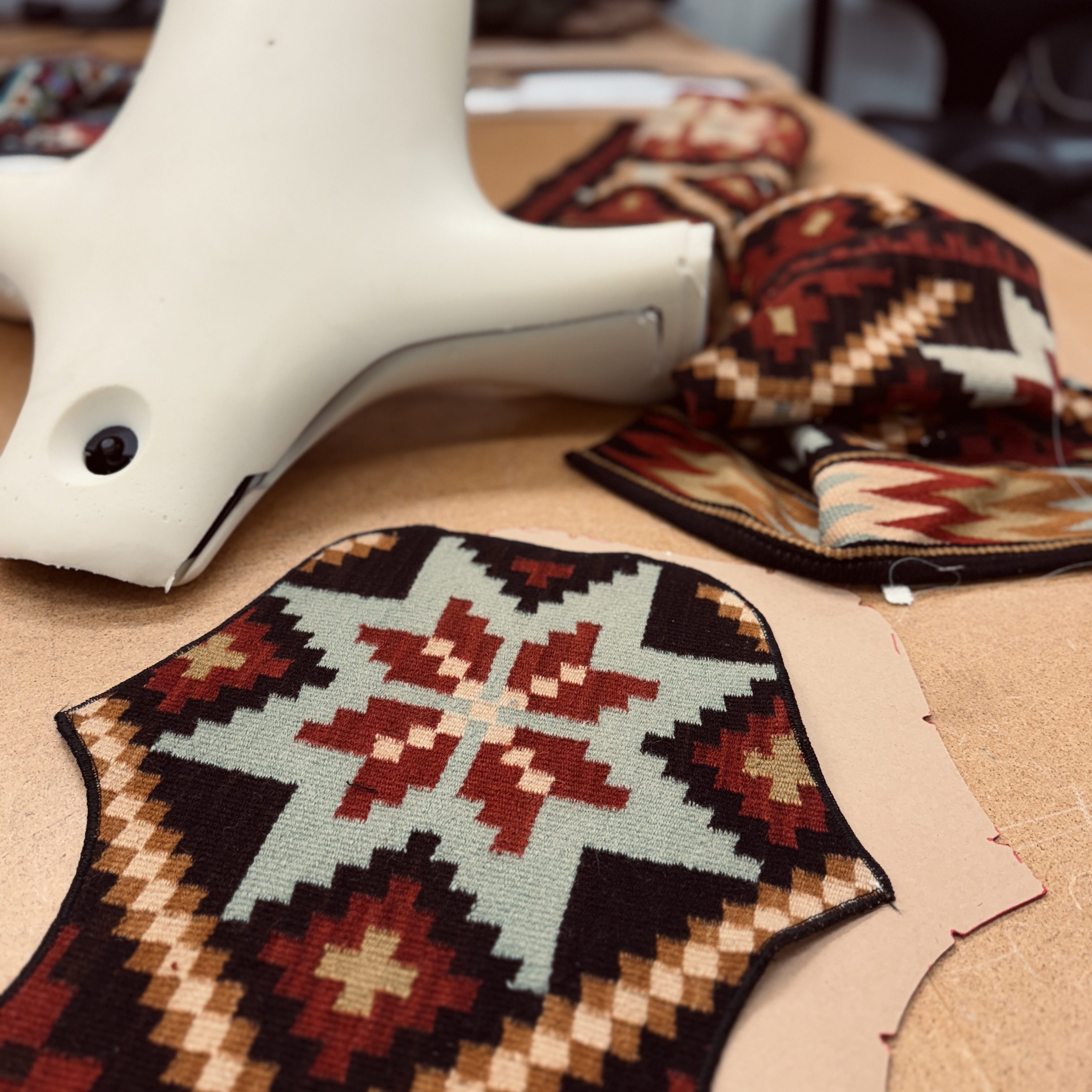 Tøybiter med tradisjonelle norske mønstre og et stolsete uten trekk.