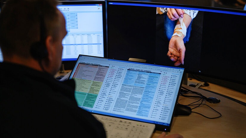 Bildet viser operatør på AMK-sentralen (113) som ser på en skjerm med en videosamtale fra en innringer.