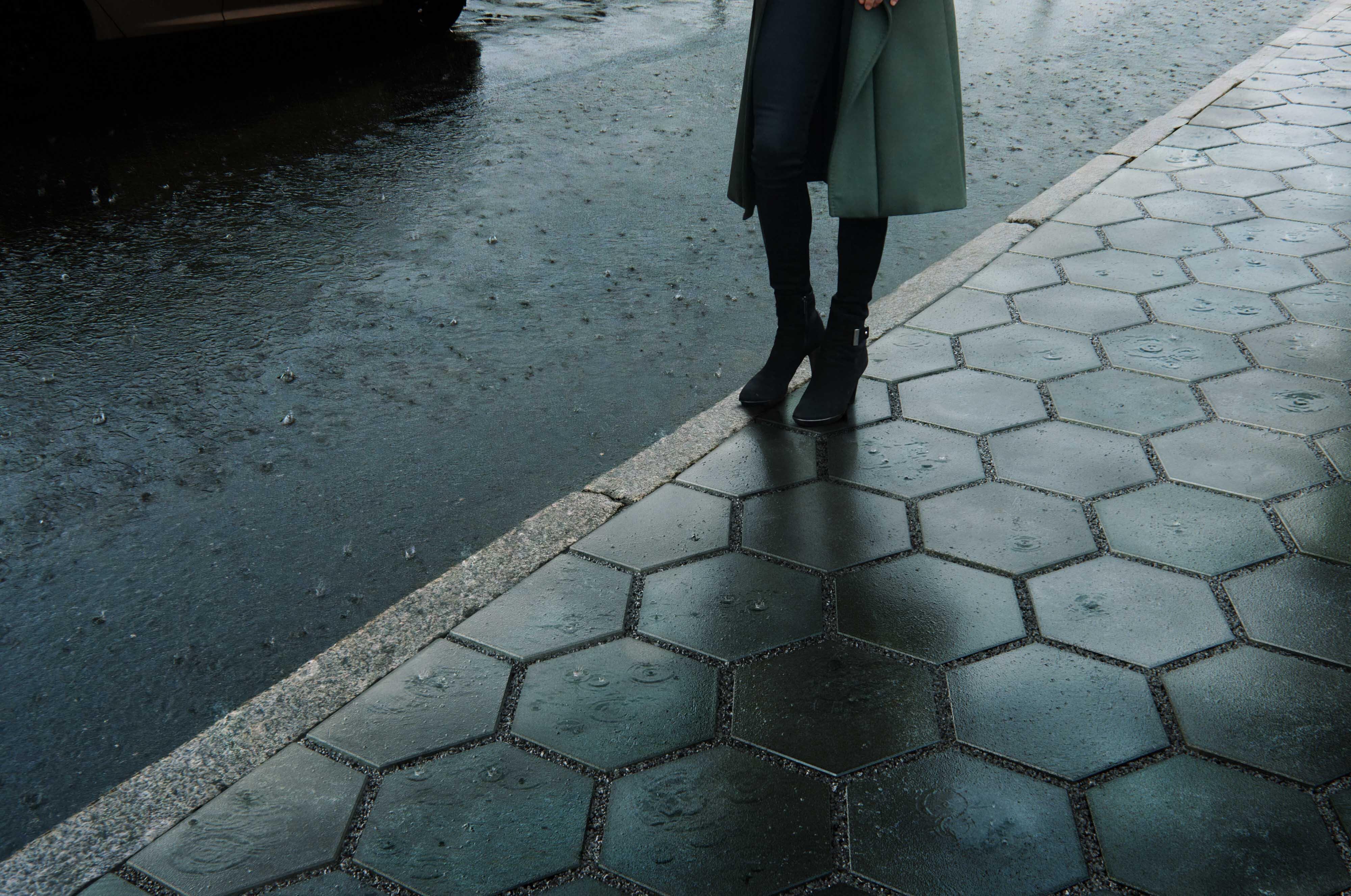 Asak FLYT hellene på bakken med regn.