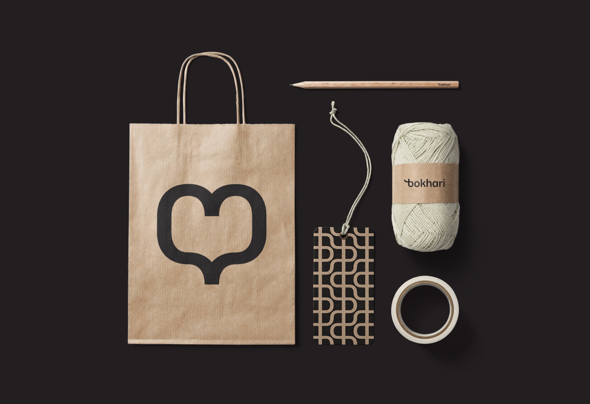 Papirpose, blyant, merkelapp, garn og teip med Bokhari profil på.