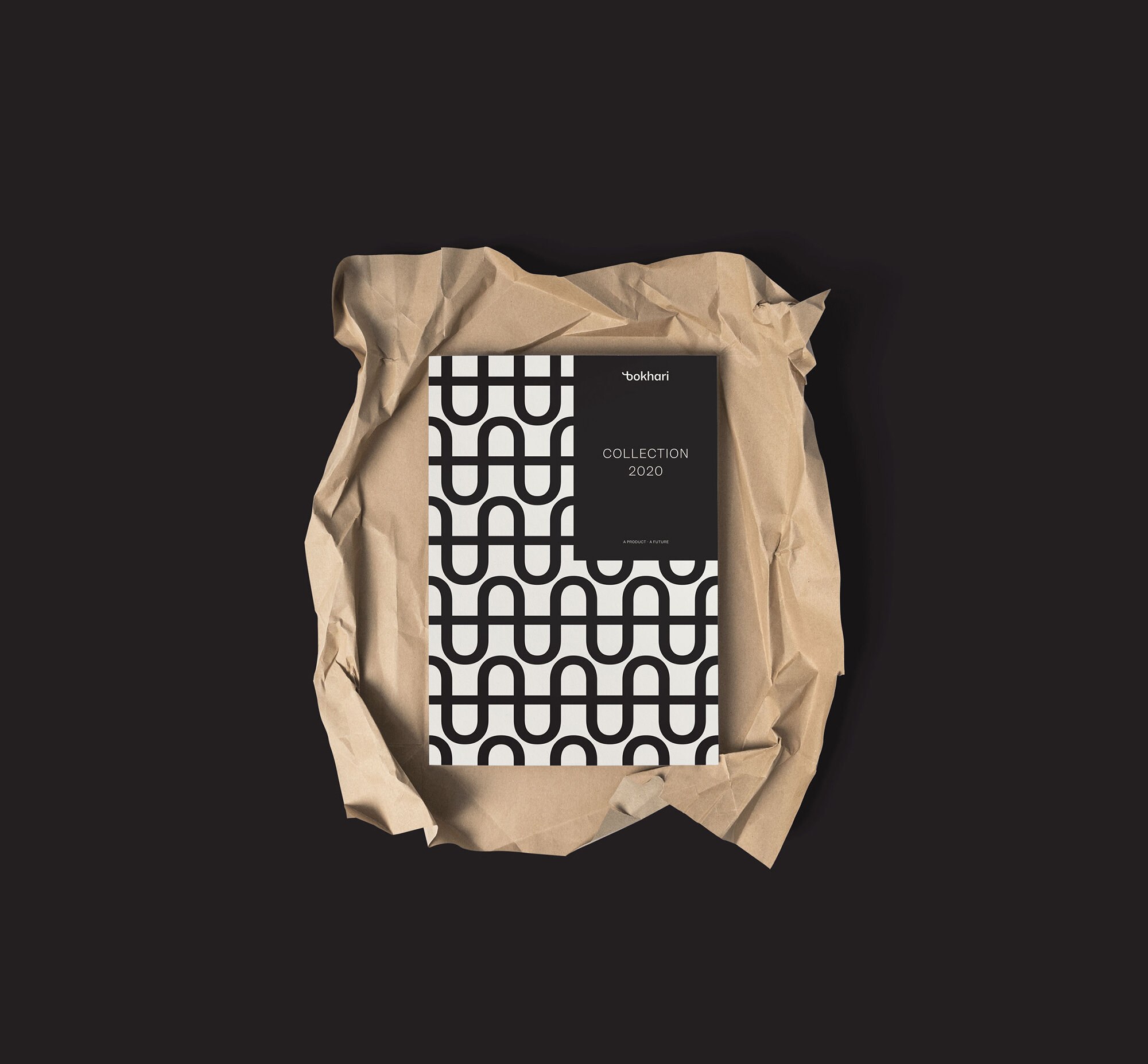 Forsiden av katalogen til Bokhari i svart og hvitt.