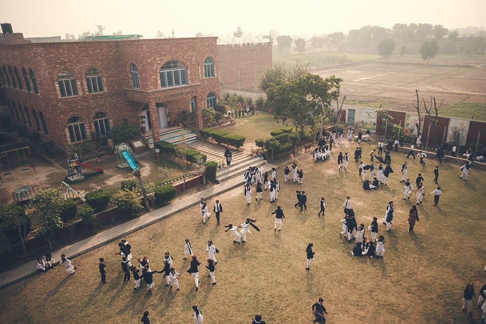 Oversiktsbilde som viser en skolegård og et skolebygg i Pakistan.
