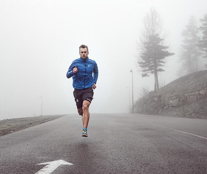 En mann løper mot kamera iført treningstøy fra Dæhlie.