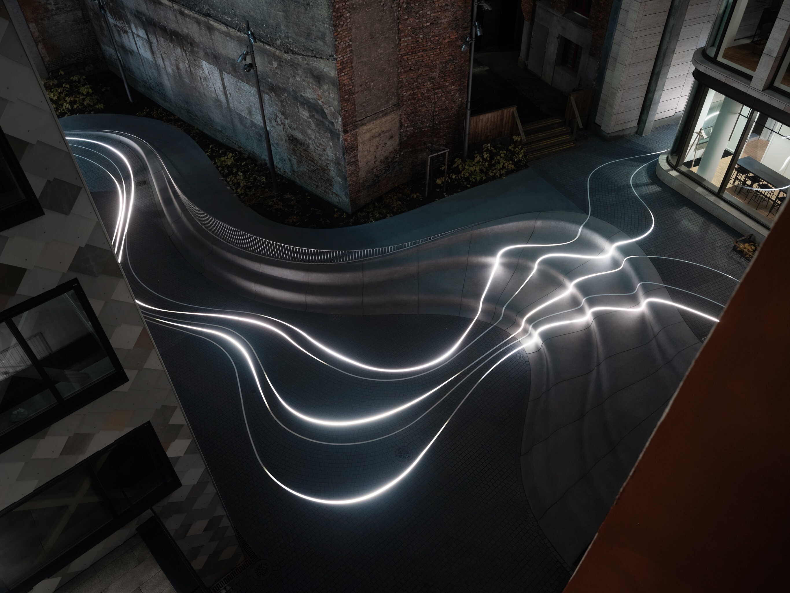 Amfi mellom bygårder med lys i bakken.