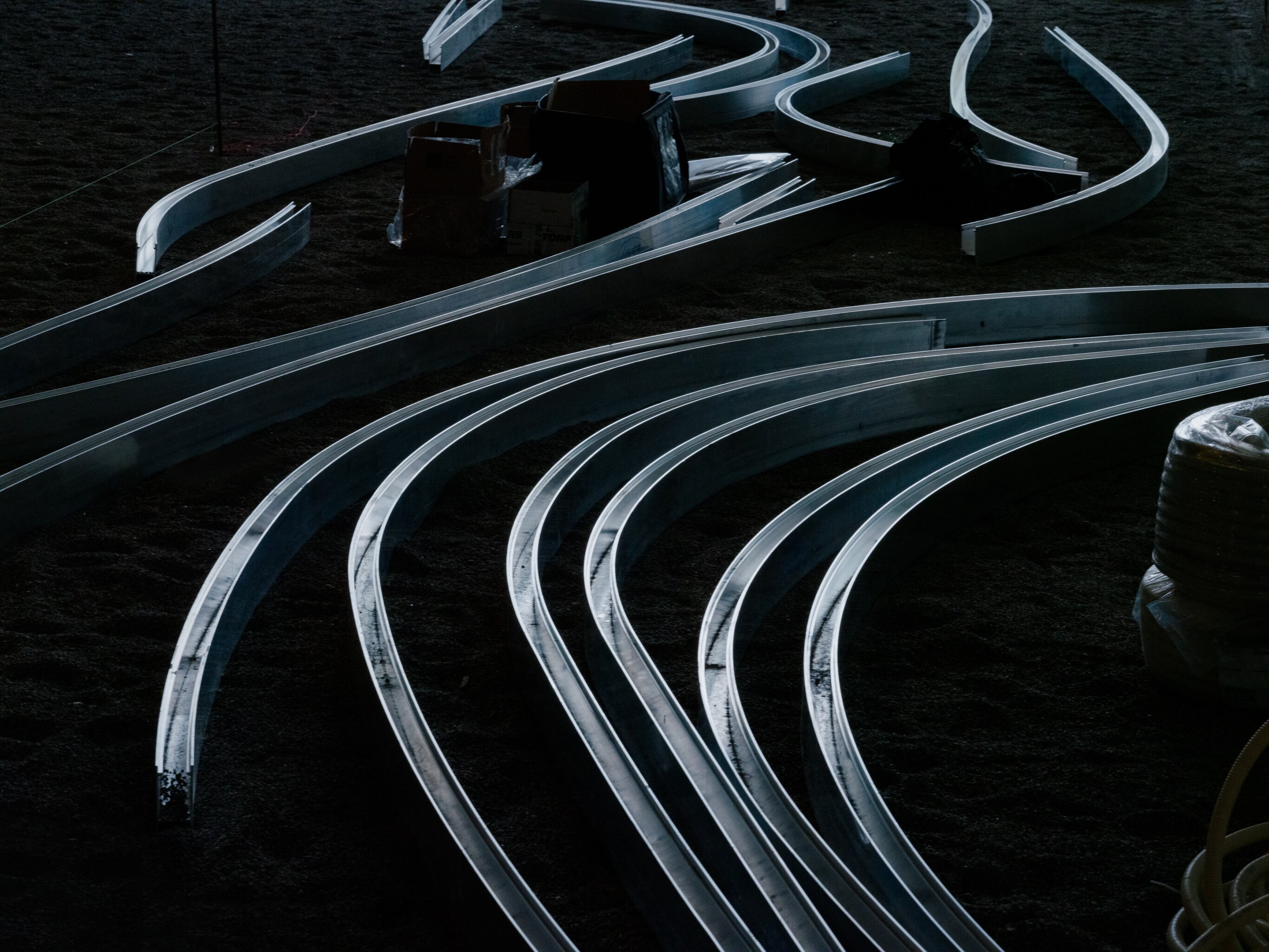 Lysskinnene ligger klare til montering på bakken.