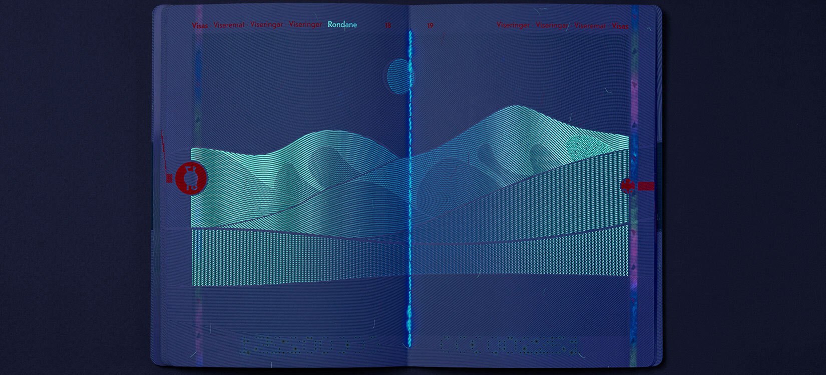 Et oppslag fra innsiden av passet. Siden er dekorert med et landskap med månen som lyser over buende fjelltopper.