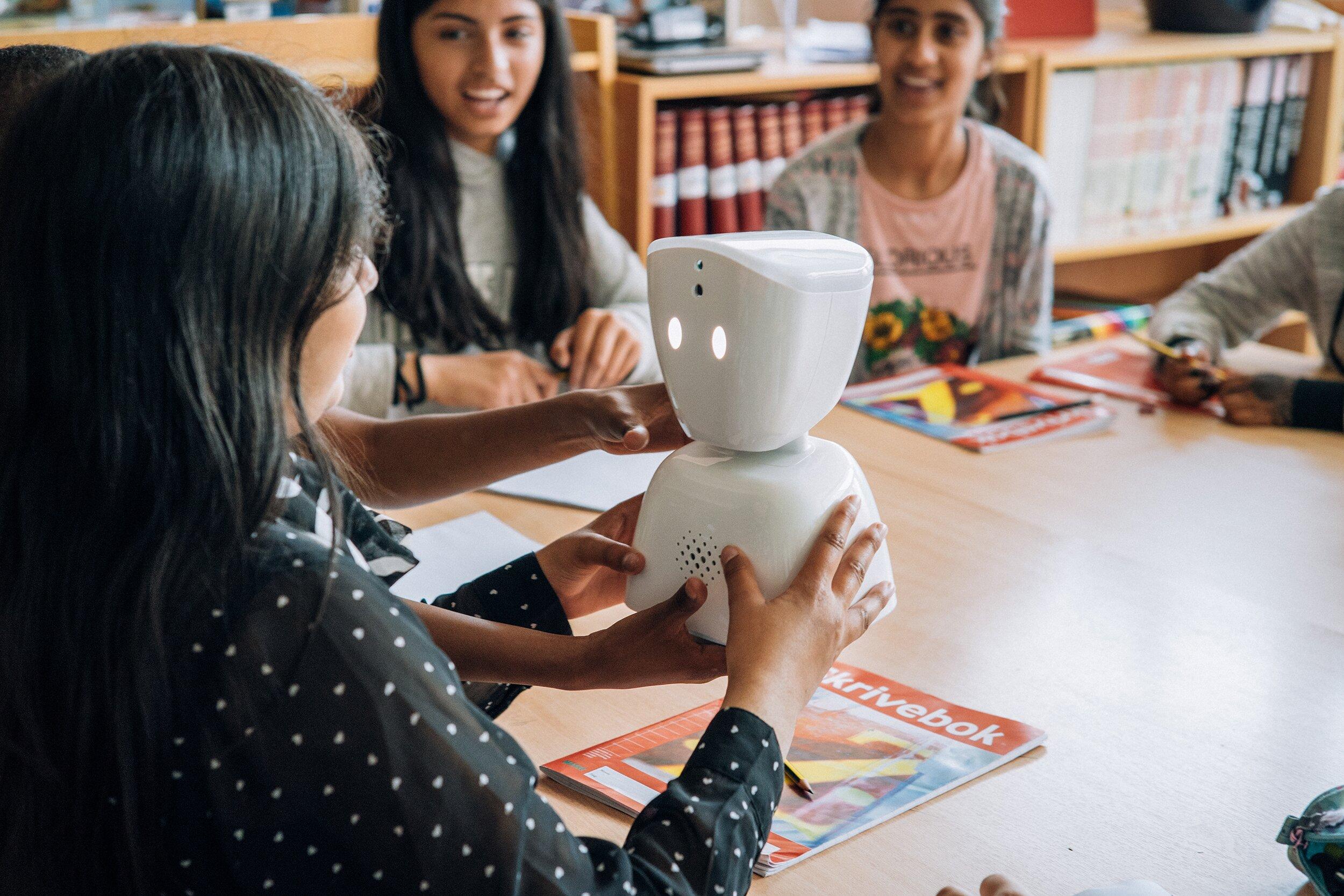 Foto av AV1 som blir holdt av en elev.