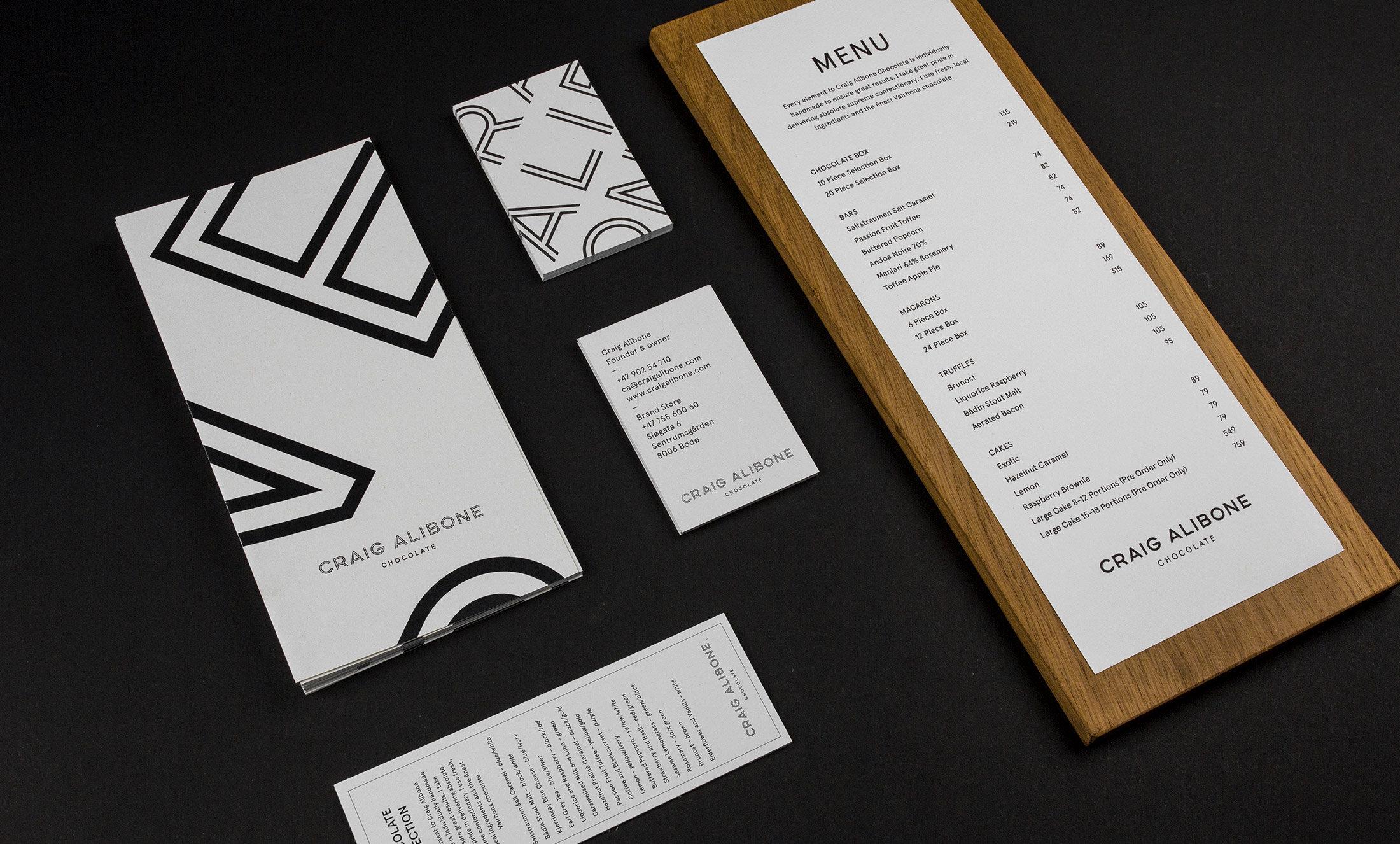 Bilde av grafisk identitet tatt ut på meny, visittkort og brosjyrer.