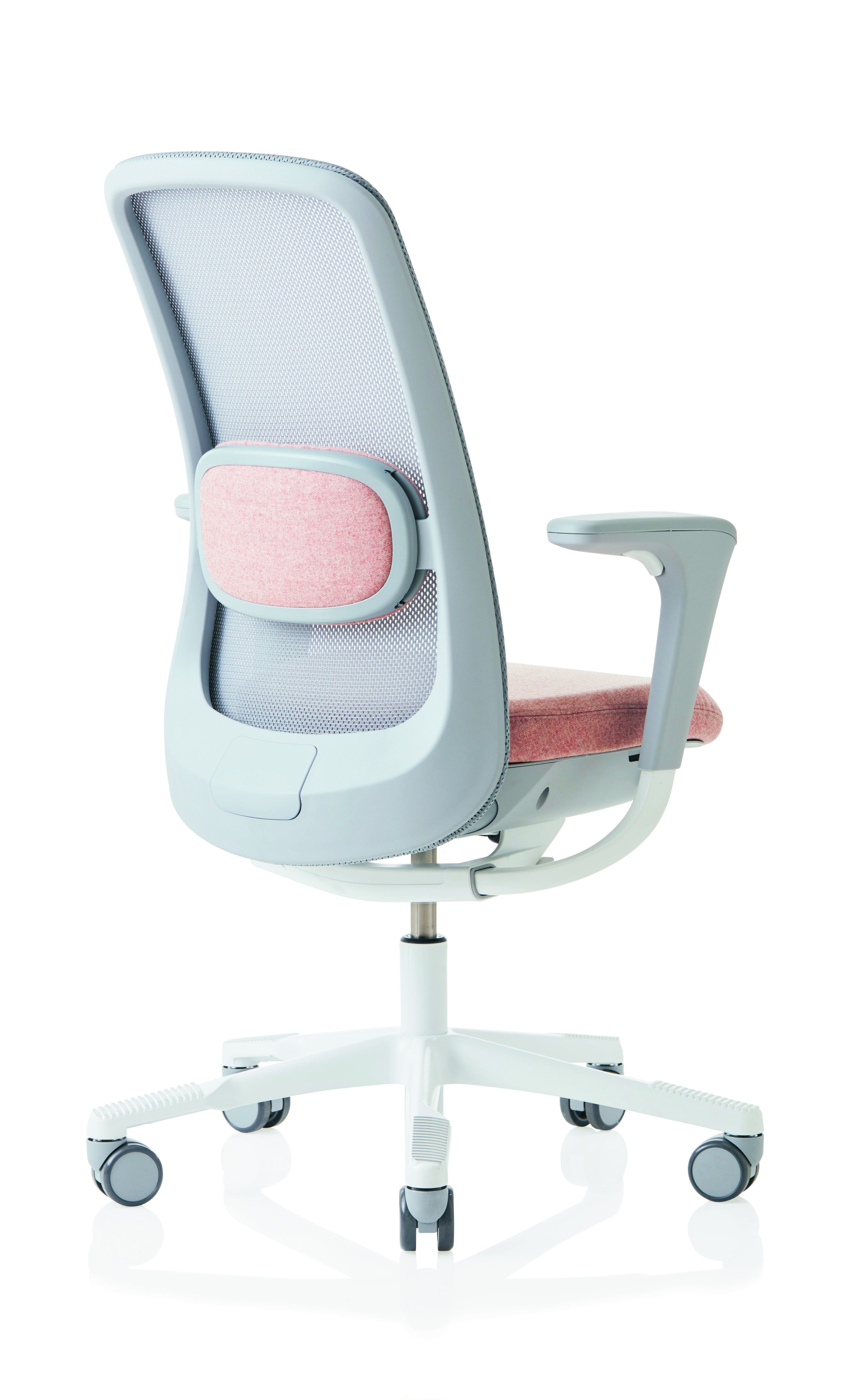 Produktfoto av en hvit kontorstol med rosa detaljer. Mesh-rygg med en polstret rosa ryggpute er vendt mot kamera. Sittepute og ryggpute er i rosa, resten er i hvitt.