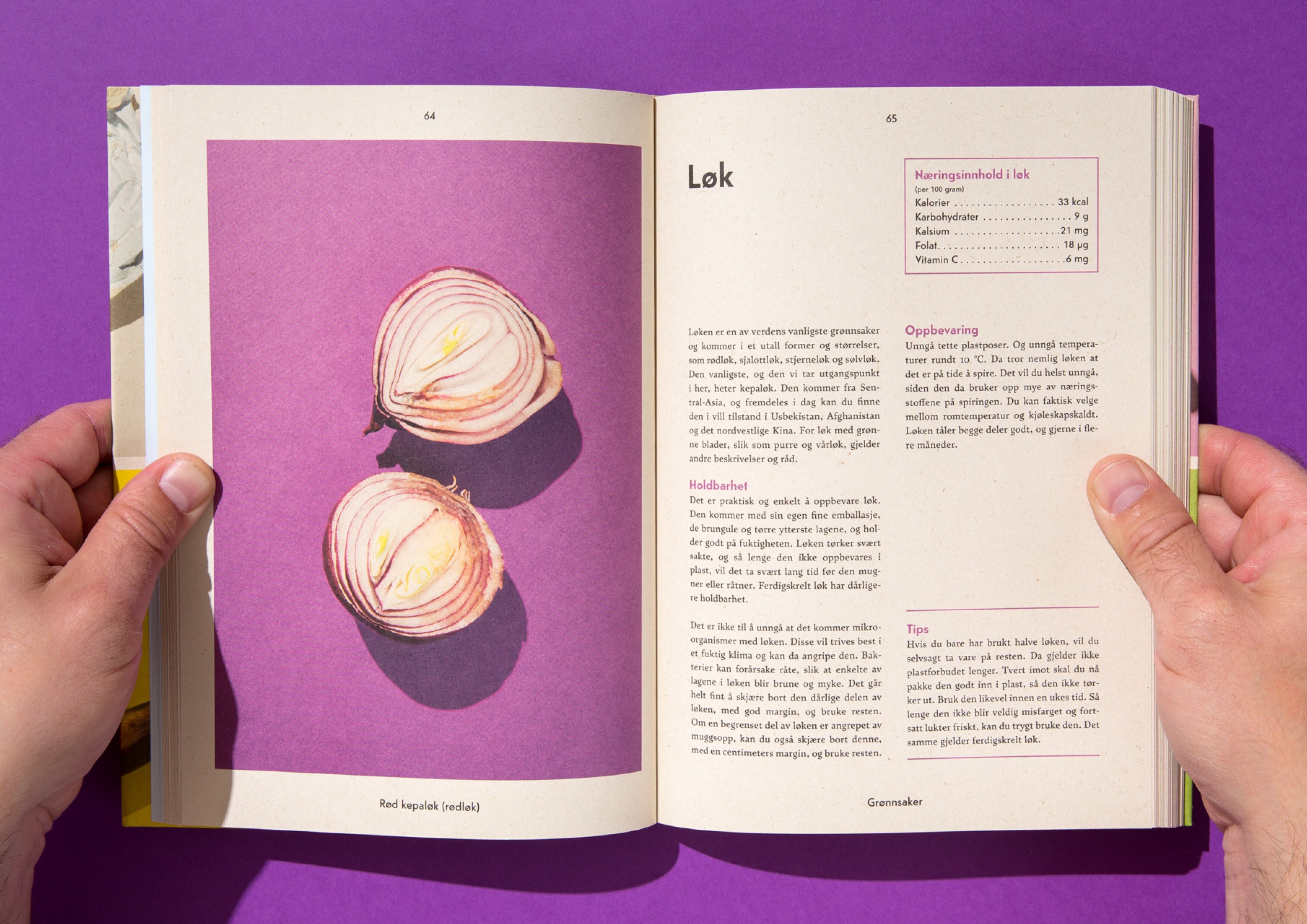 En oppslag fra boken som handler om løk – et helsides foto av en halvert løk på lille bakgrunn og tekst på motsatt side.