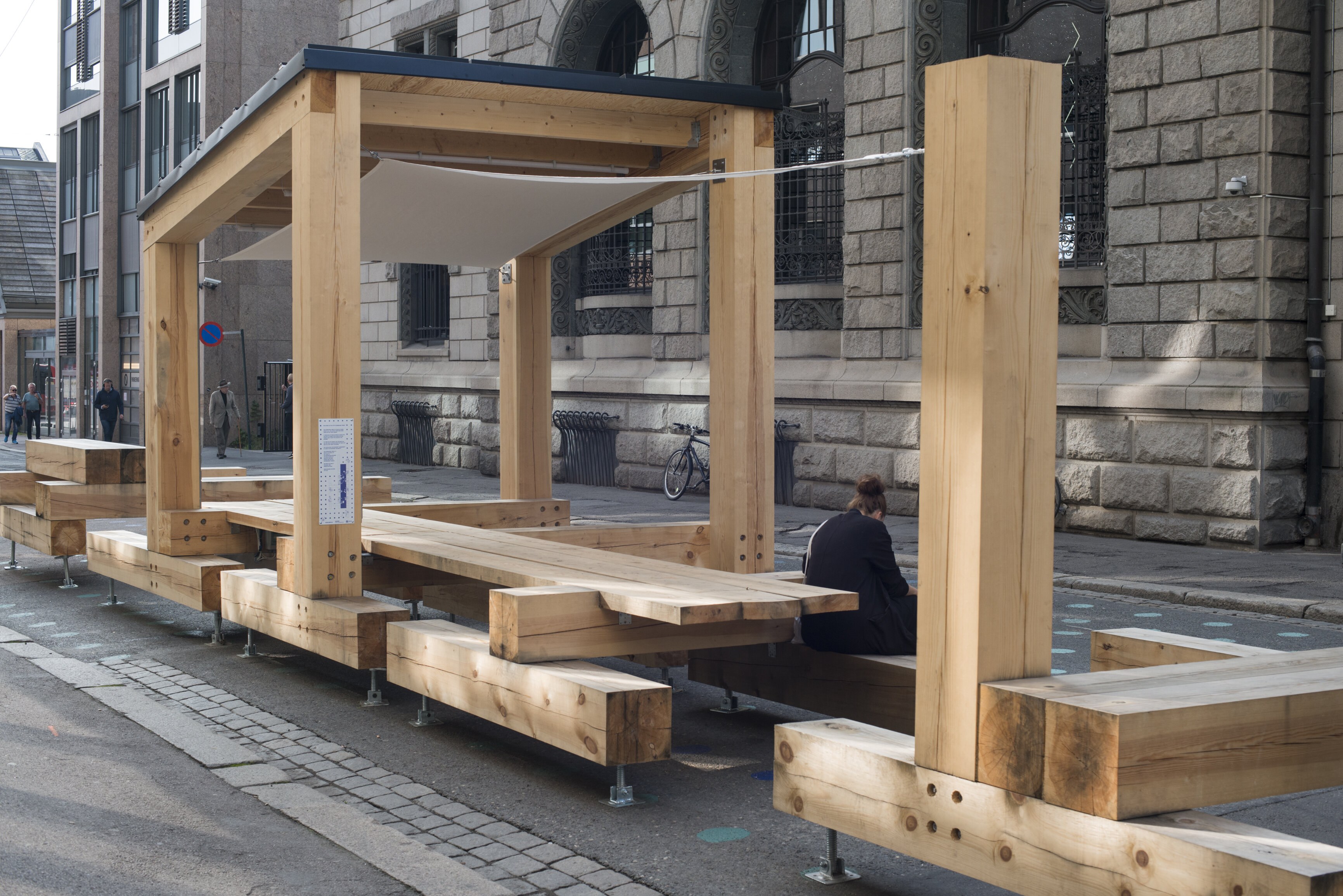 Bildet av langbordet i Øvre slottsgate.