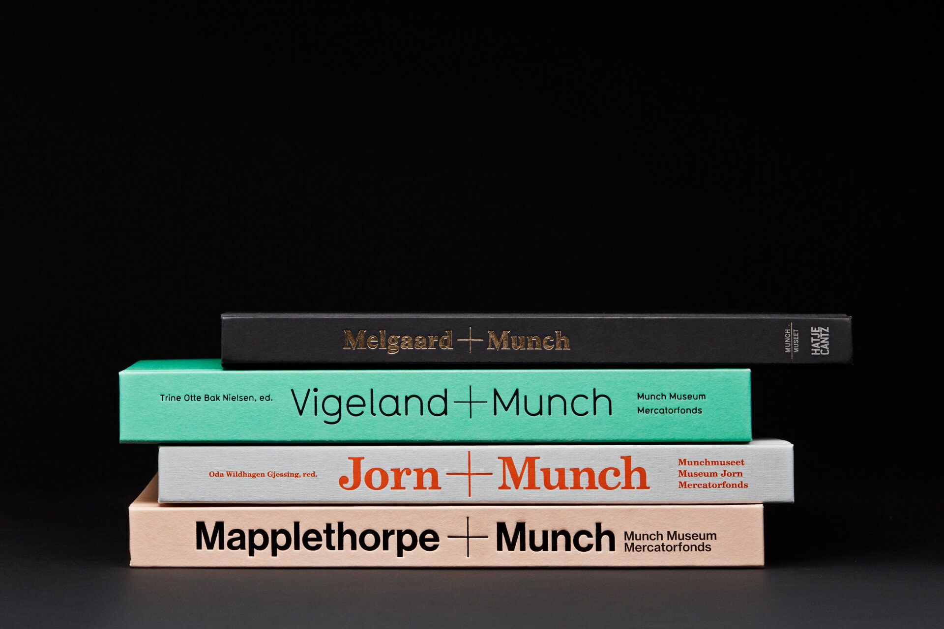 Bildet viser en stabel av fire bøker hvor bokryggene er synlige: Melgaard+Munch;  Vigeland+Munch; Jorn+Munch; Mapplethorpe+Munch.