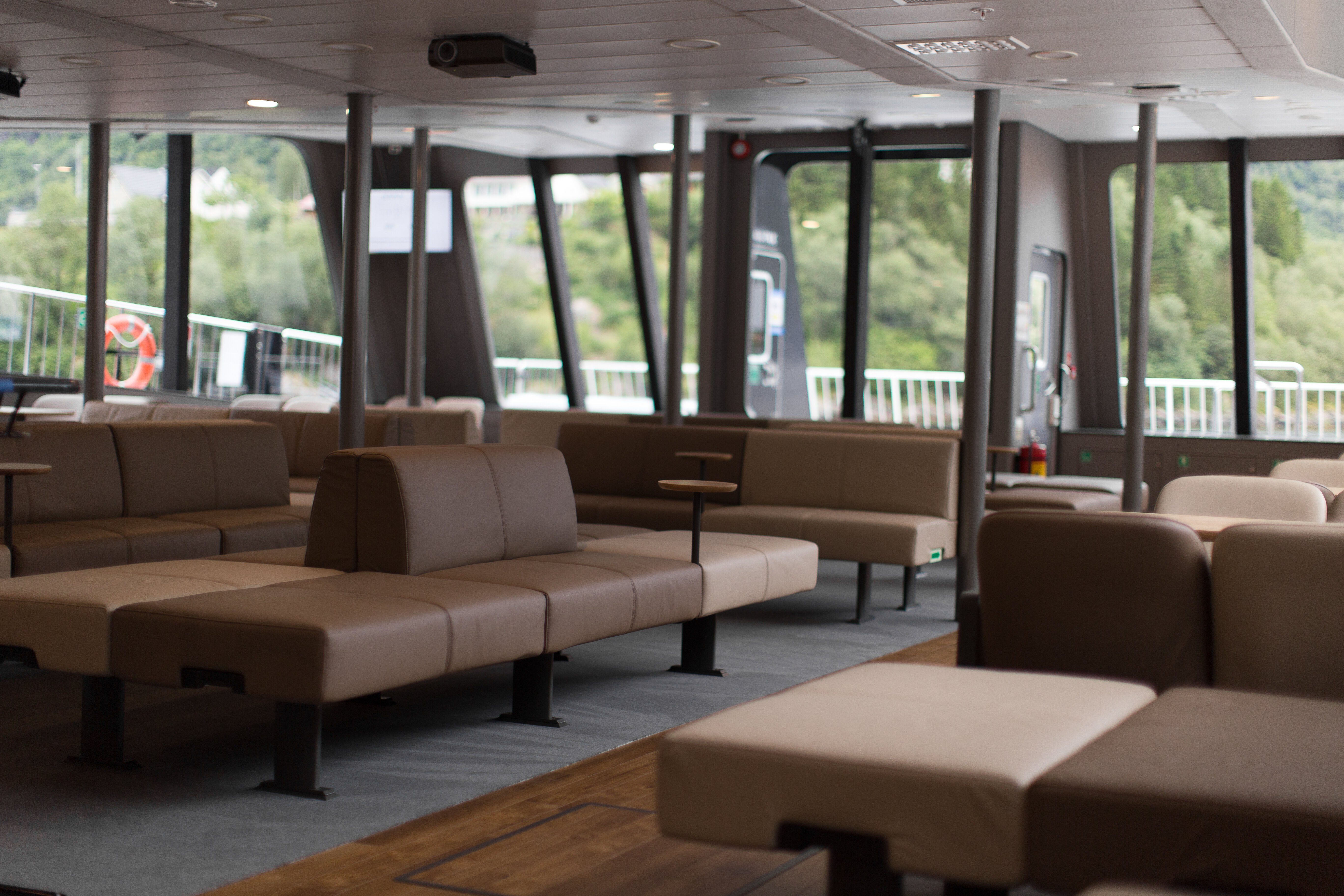 Foto at båtens interiør med modulære lave skinnsofaer.