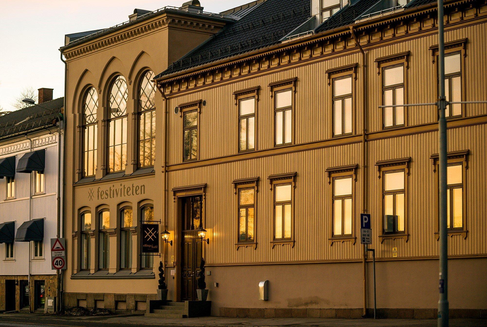 Festiviteten sett fra gaten i kveldssol.