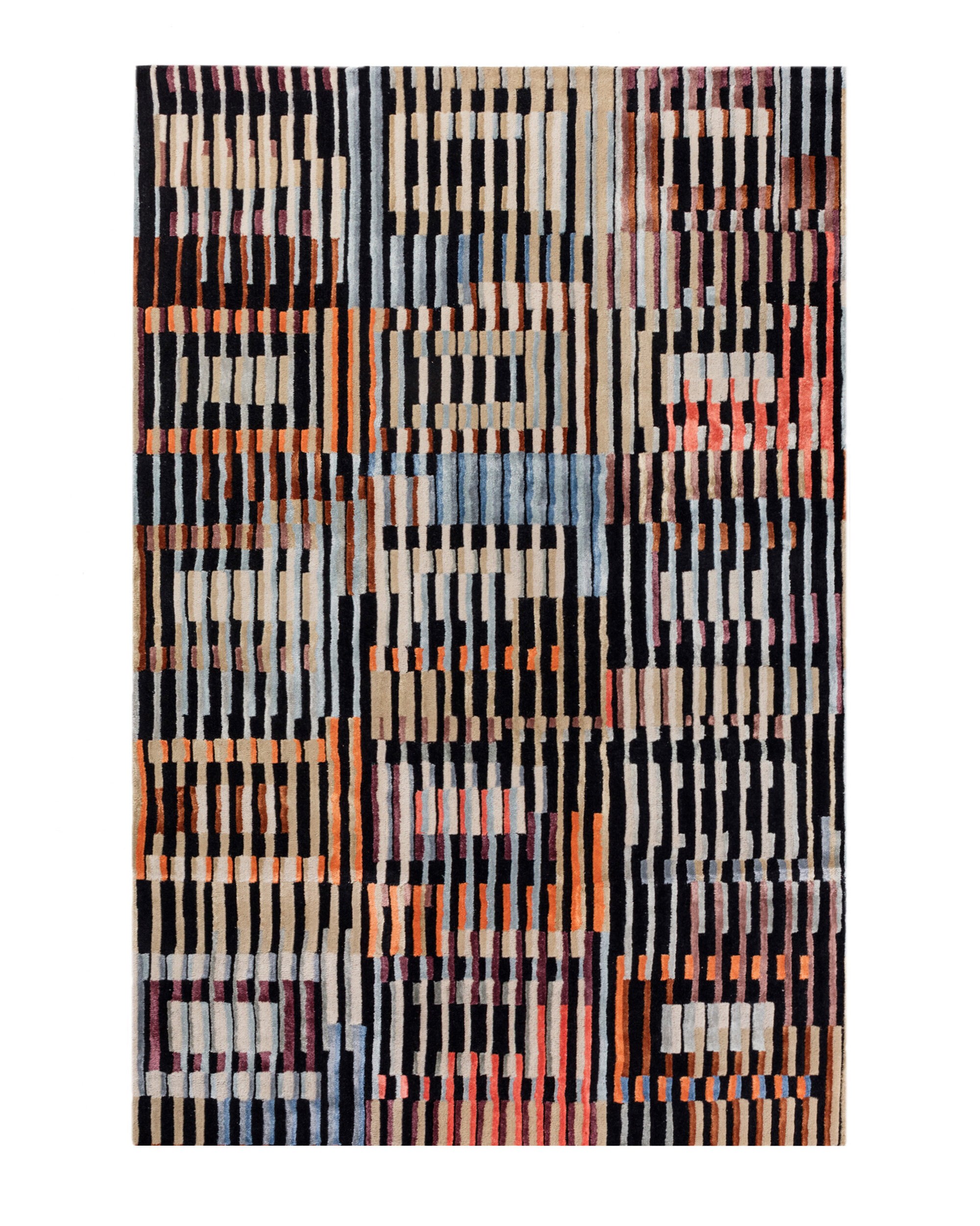 Foto av et teppe med abstrakt motiv av ruter og striper. I toner av beige, orange og blått.