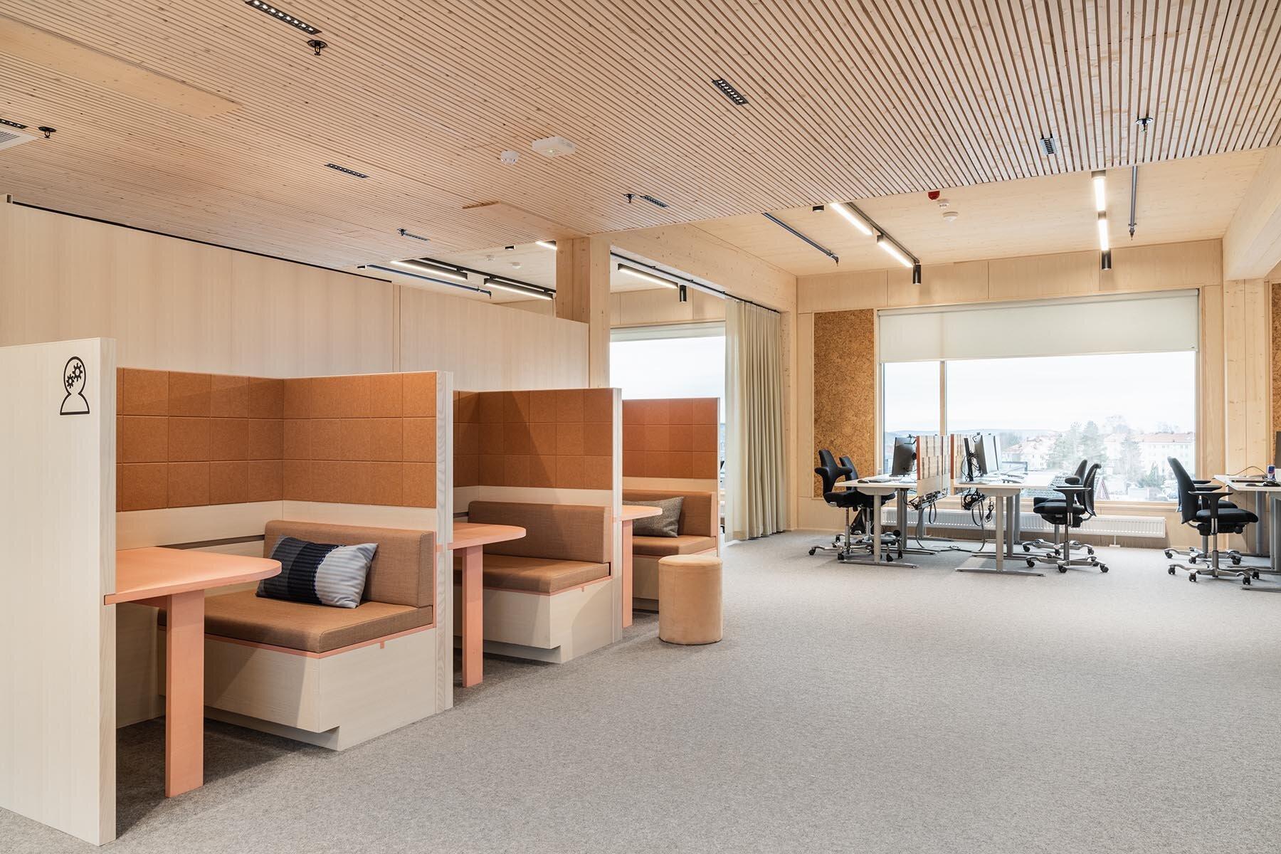 Kontorlandskap i heltre.