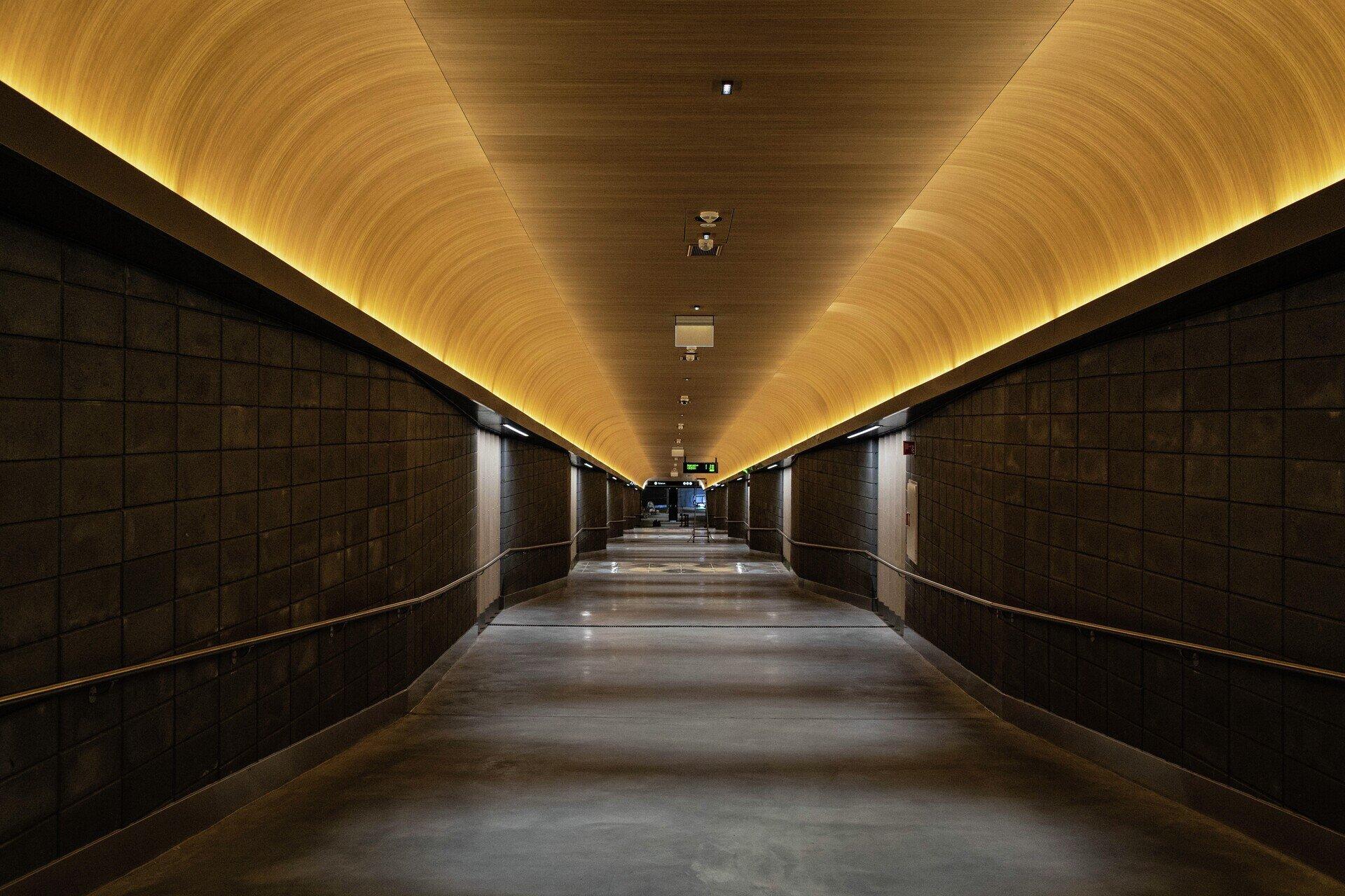 Stor hall med svak helning i gulvet. Treverk i taket.