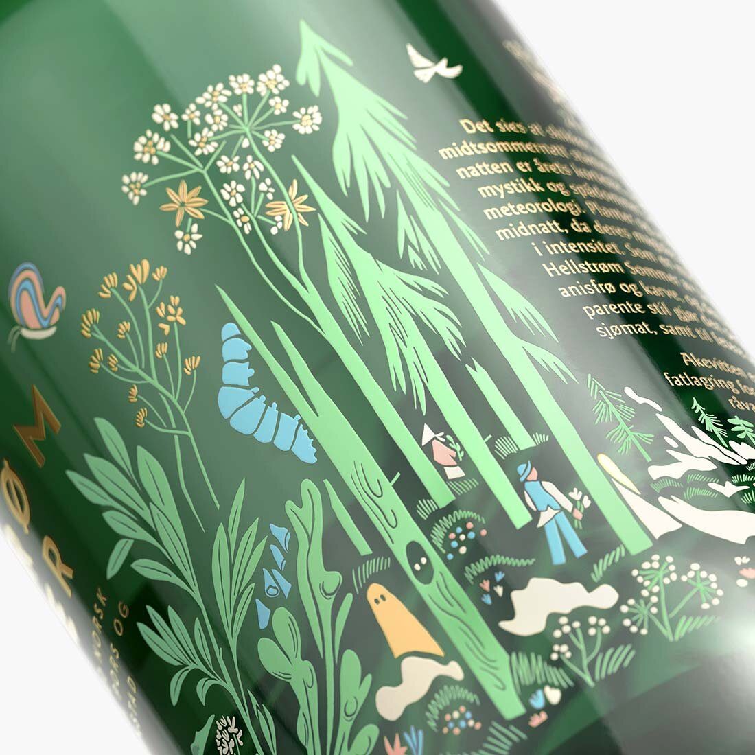 Et detaljbilde av flaskens illustrasjoner. Vi ser et skogslandskap med grantrær, høye bloster, innsekter og små vesner. Illustrasjonene er i pastellfarger på mørk grønt glass.