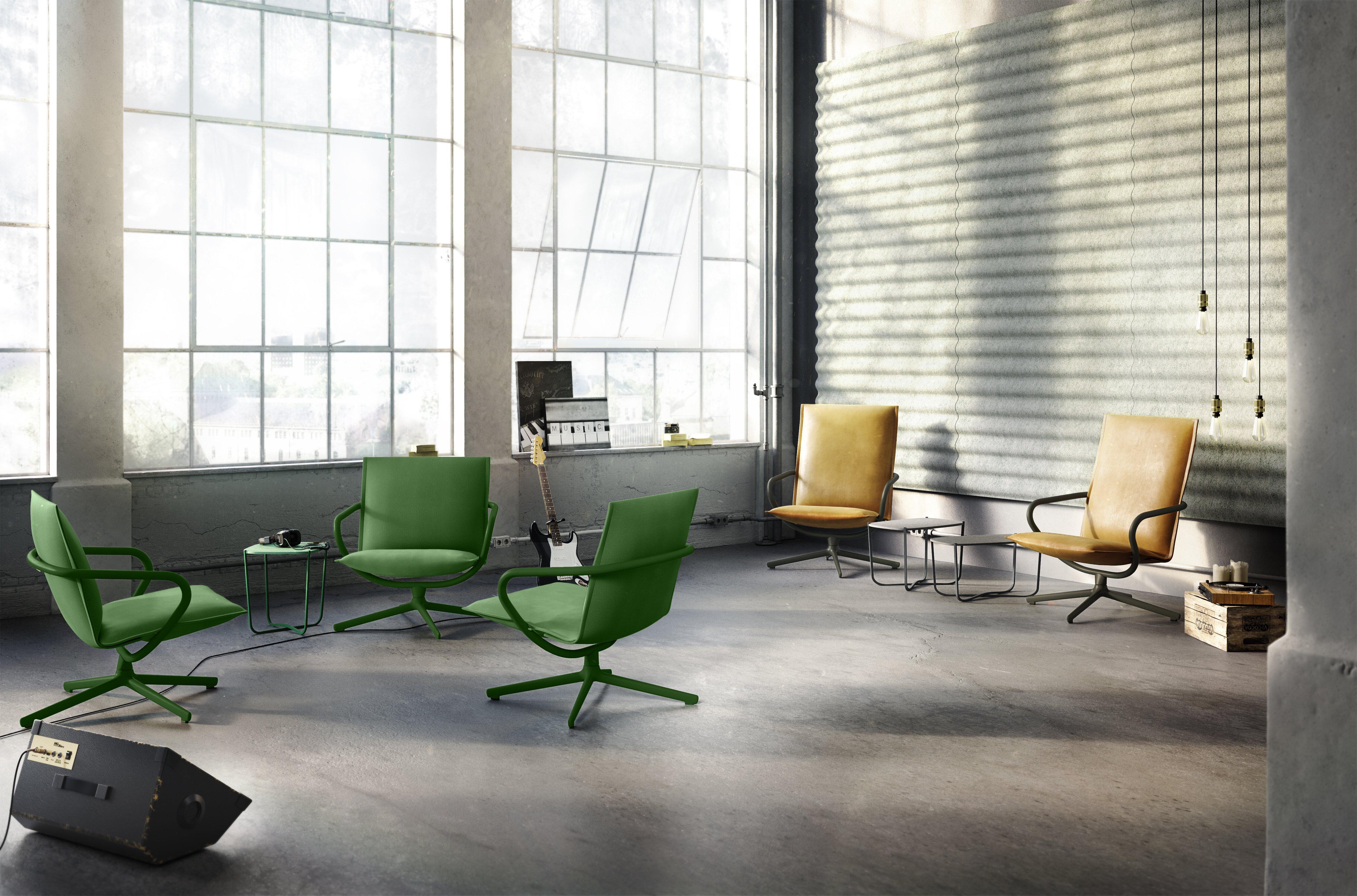 3D-render av en sosial sone hvor fem lenestoler er plassert i to ulike grupperinger. Tre av dem i grønt tekstil med matchende grønt understell, og to av dem i brunt skinn med sort understell.