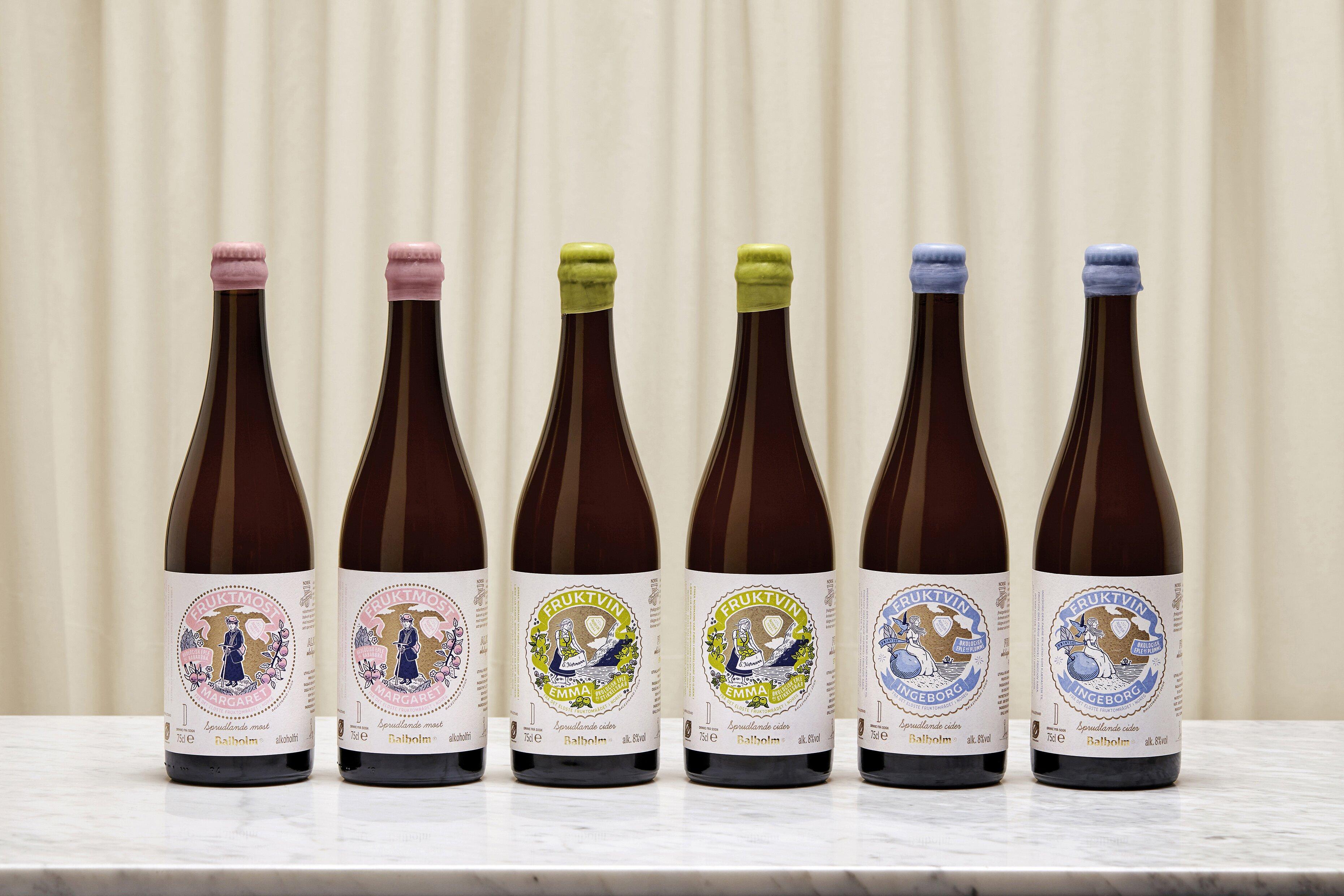 Foto av seks flasker med Balholm fruktvin