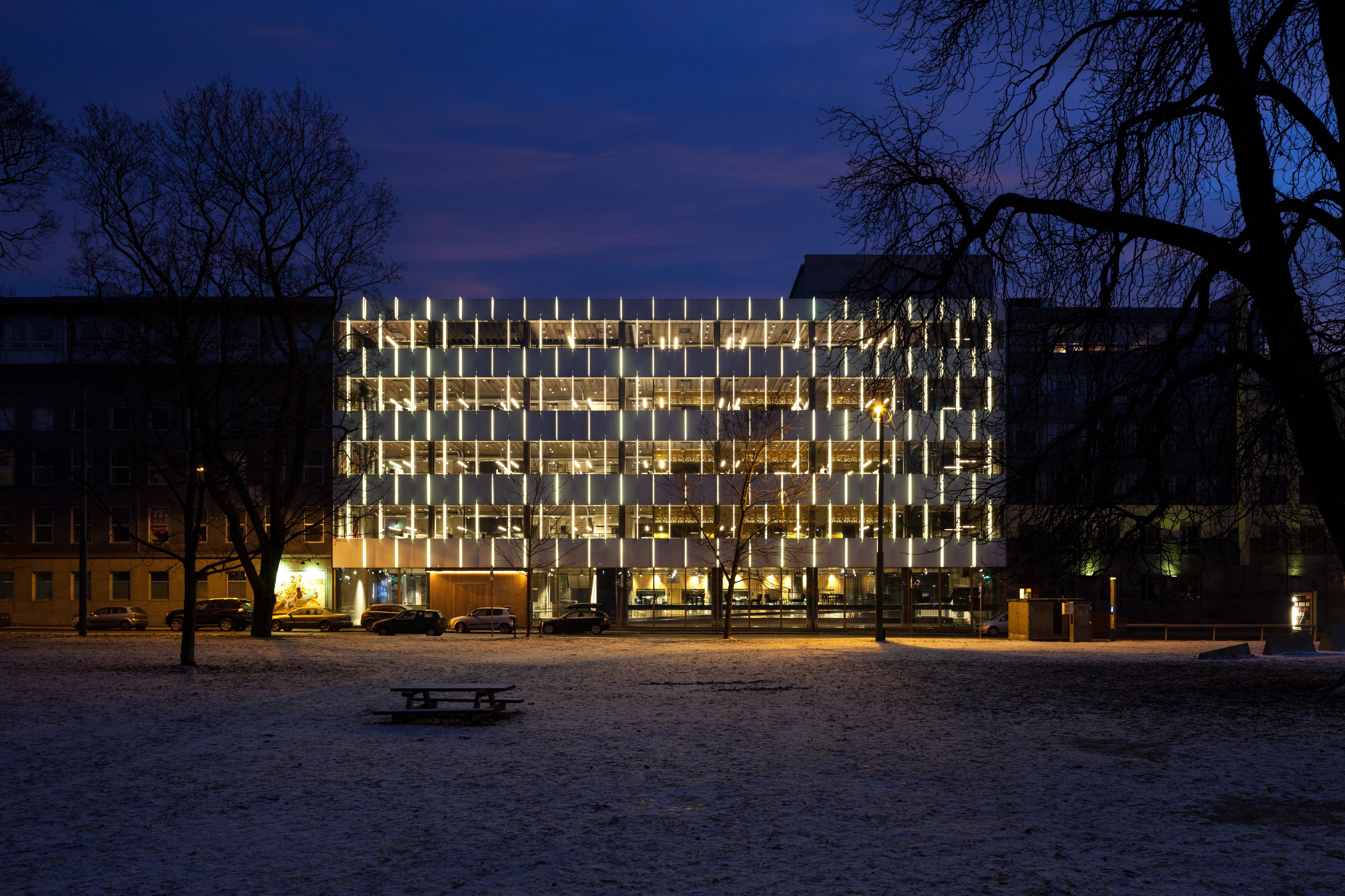 En bygningsfasade lyser opp i mørket.